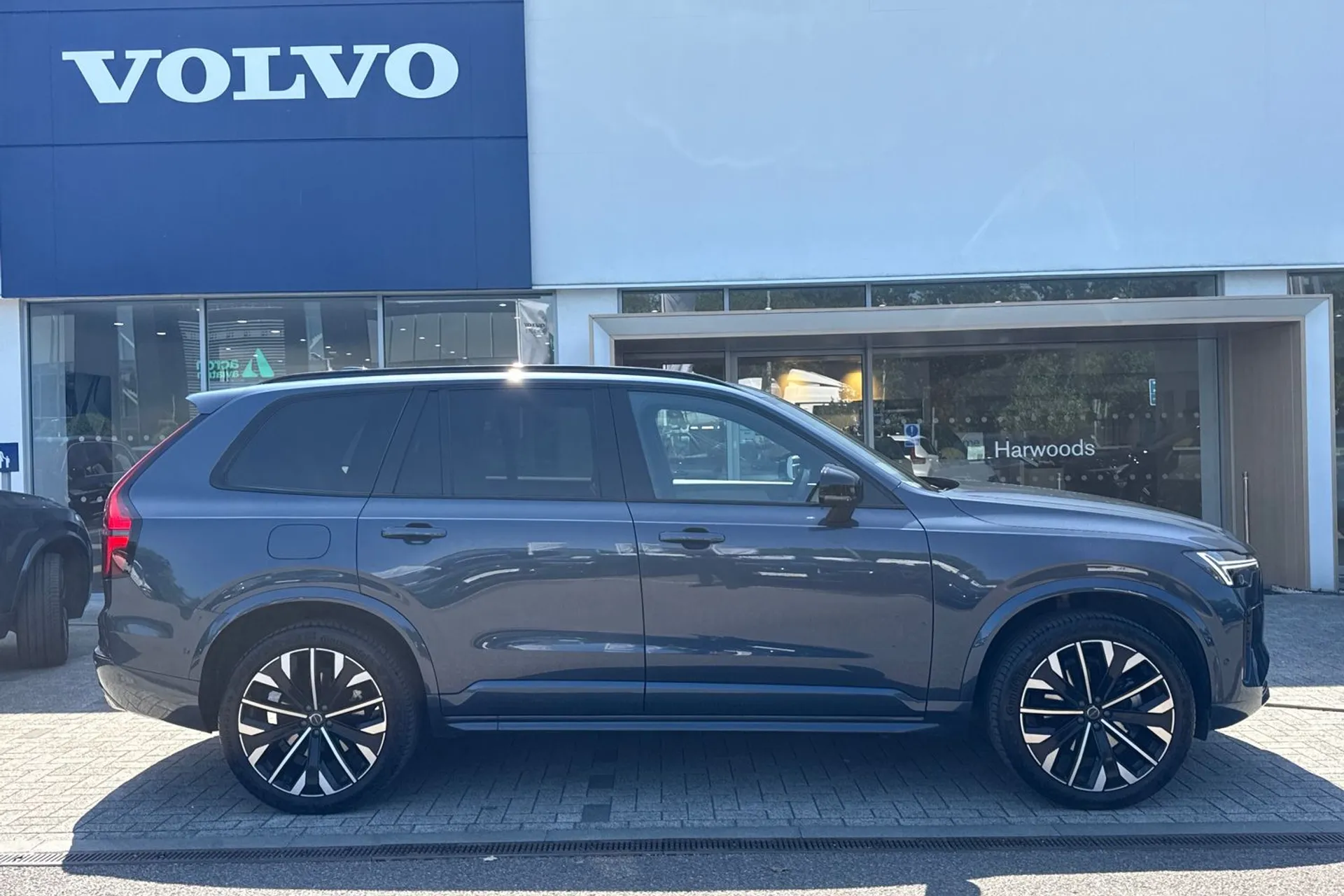 Volvo XC90 thumbnail image number 2
