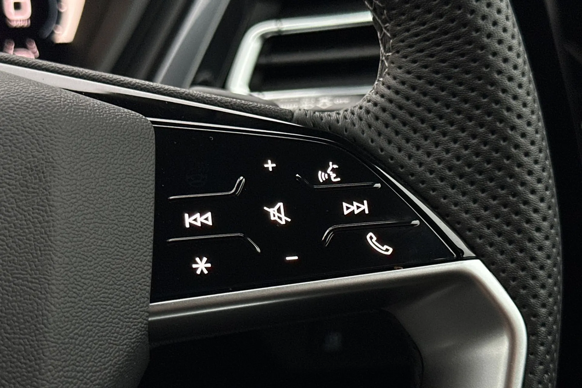 Audi Q4 thumbnail image number 15