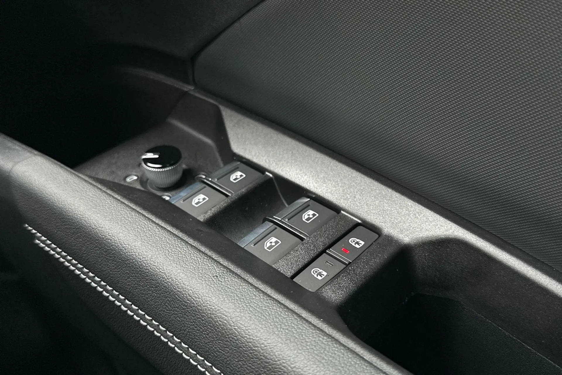 Audi Q4 thumbnail image number 13