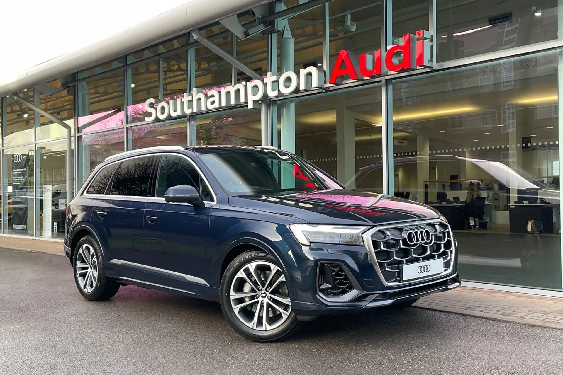 Audi Q7 focused image