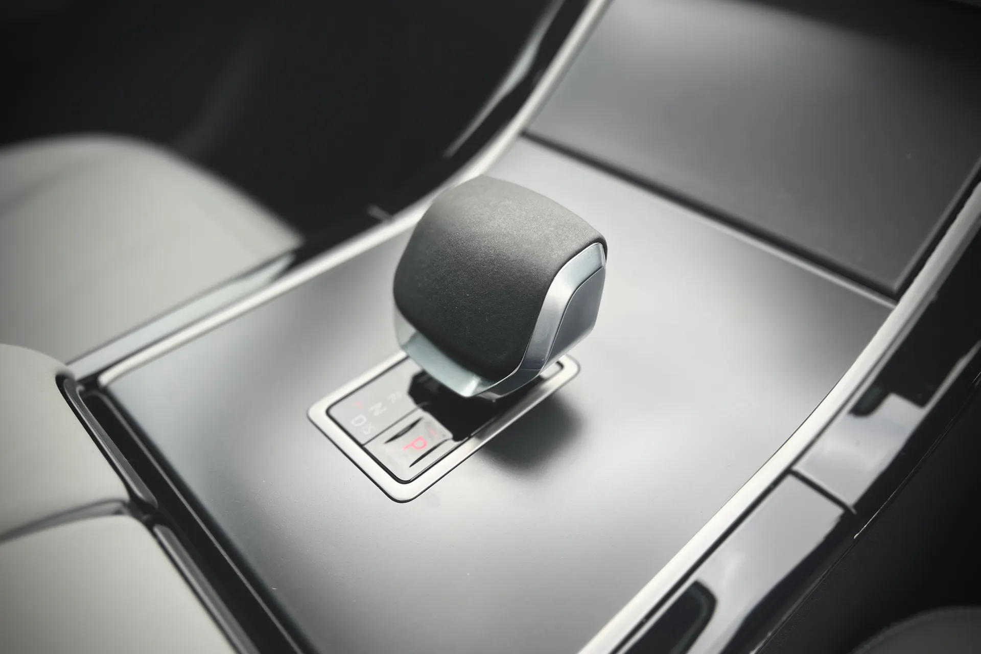 LAND ROVER RANGE ROVER VELAR thumbnail image number 33