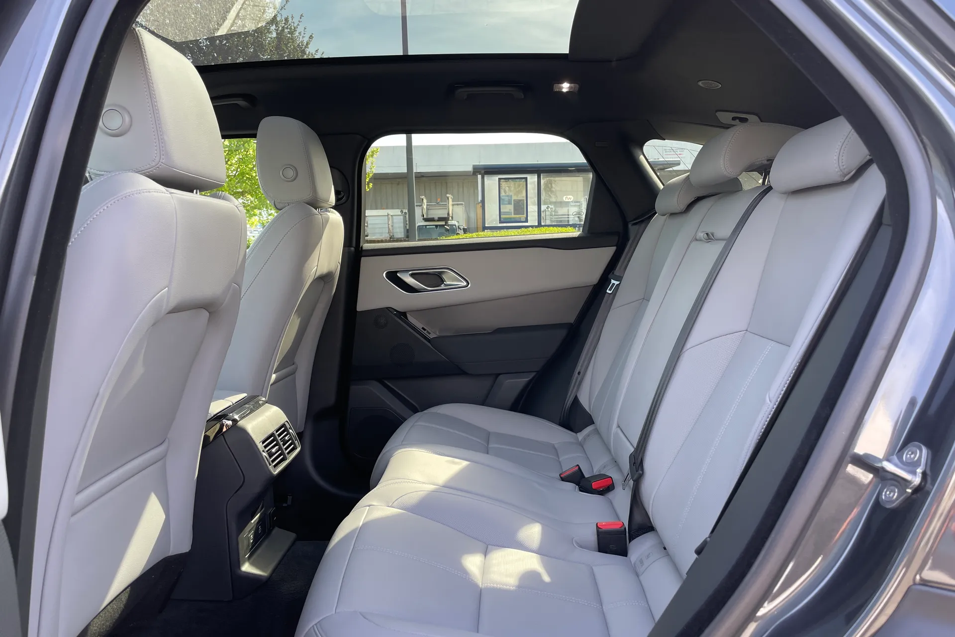 LAND ROVER RANGE ROVER VELAR thumbnail image number 54