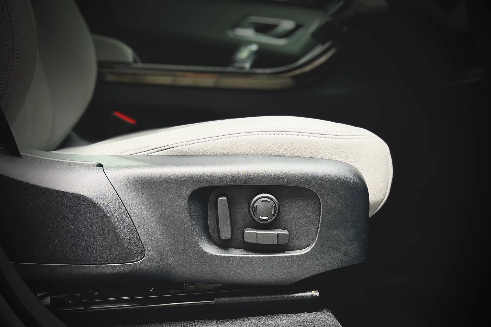 LAND ROVER RANGE ROVER VELAR thumbnail image number 47