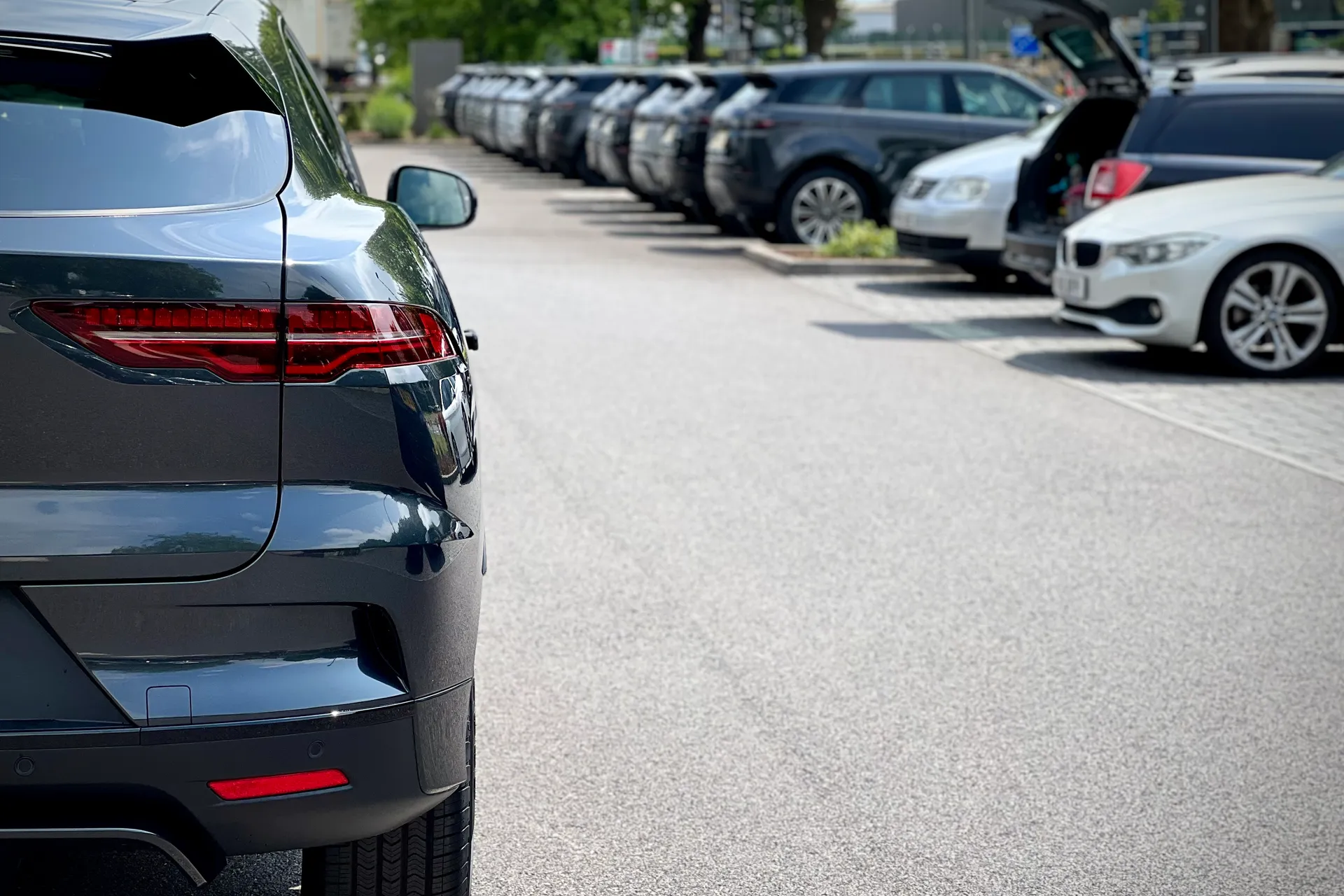Jaguar I-PACE thumbnail image number 17