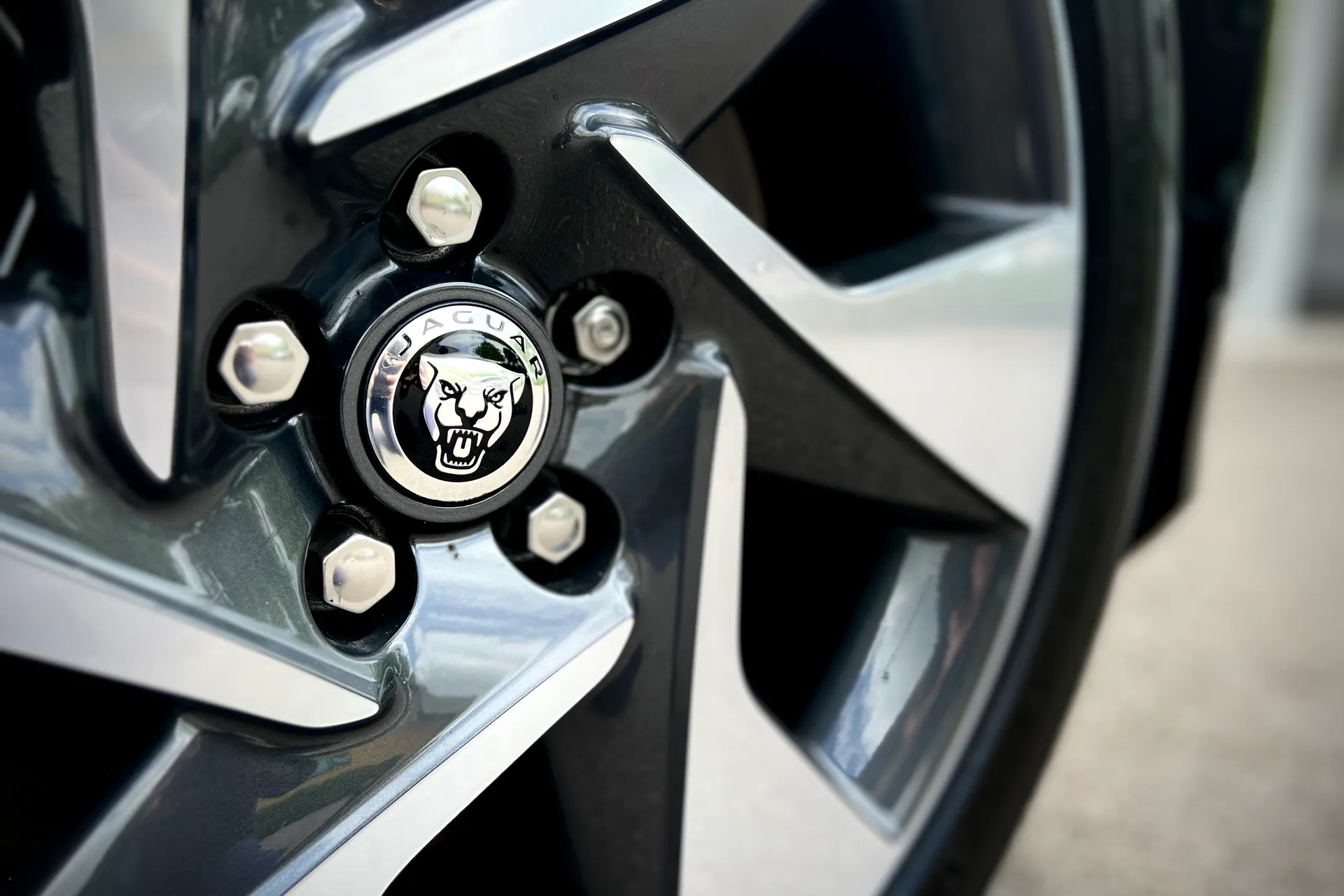 Jaguar I-PACE thumbnail image number 24