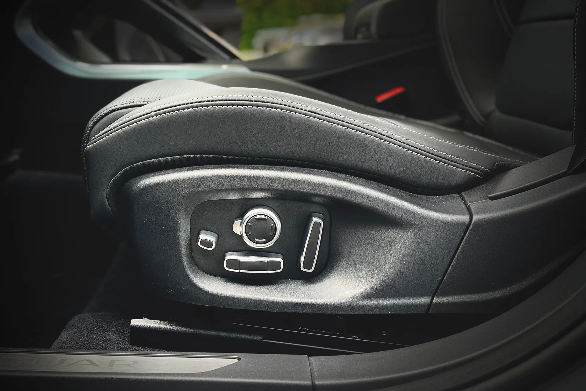 Jaguar I-PACE thumbnail image number 47