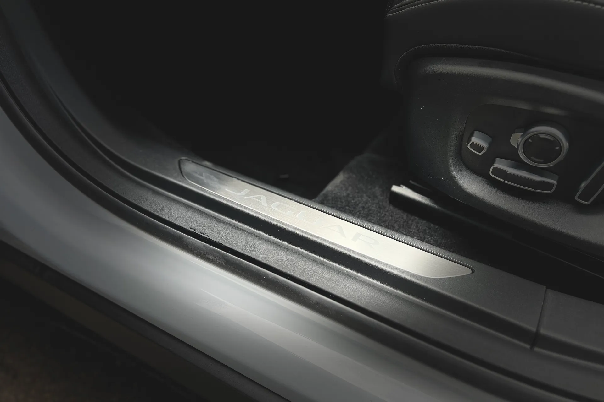 Jaguar I-PACE thumbnail image number 52