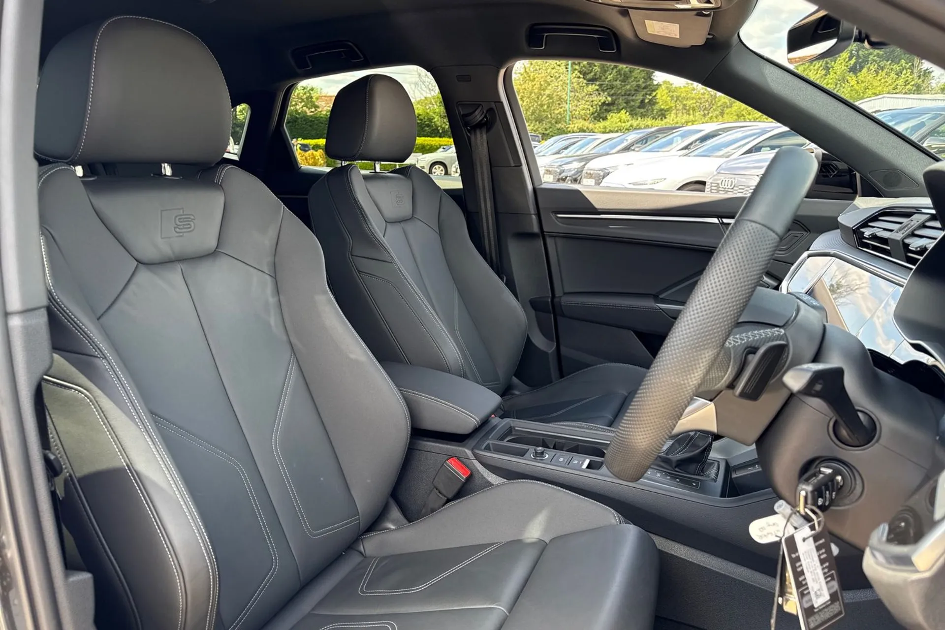 Audi Q3 thumbnail image number 25