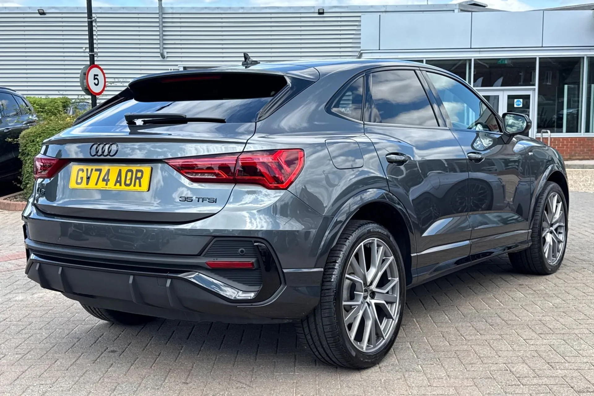 Audi Q3 thumbnail image number 4