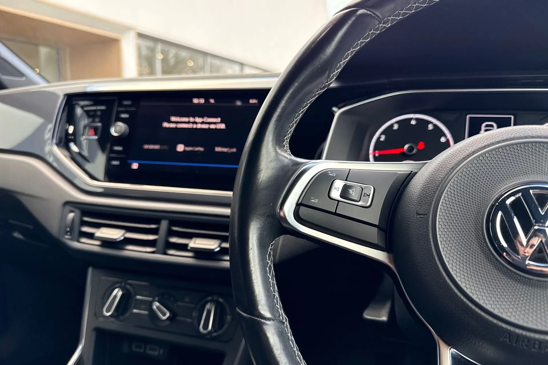 VOLKSWAGEN POLO thumbnail image number 35