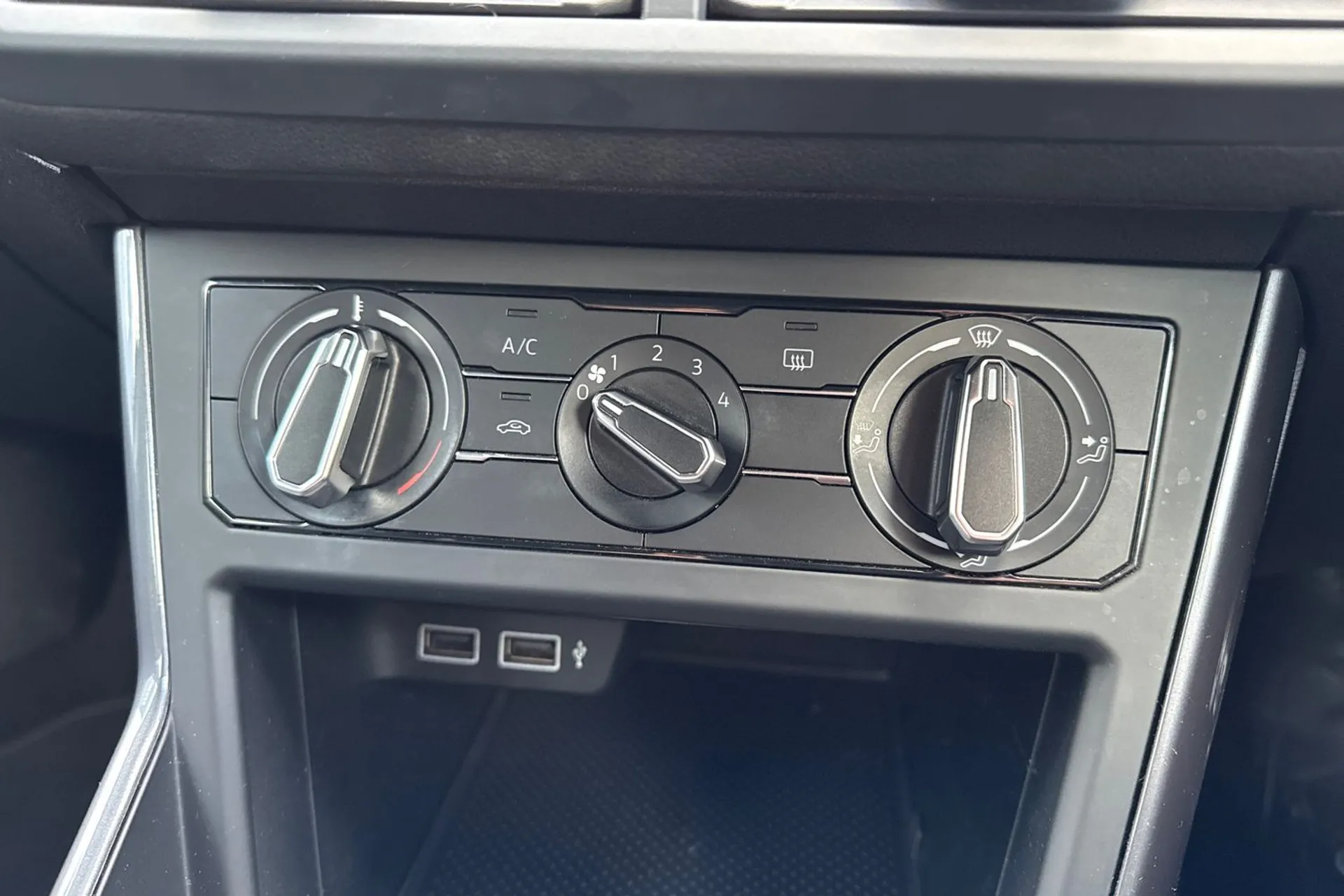 VOLKSWAGEN POLO thumbnail image number 38