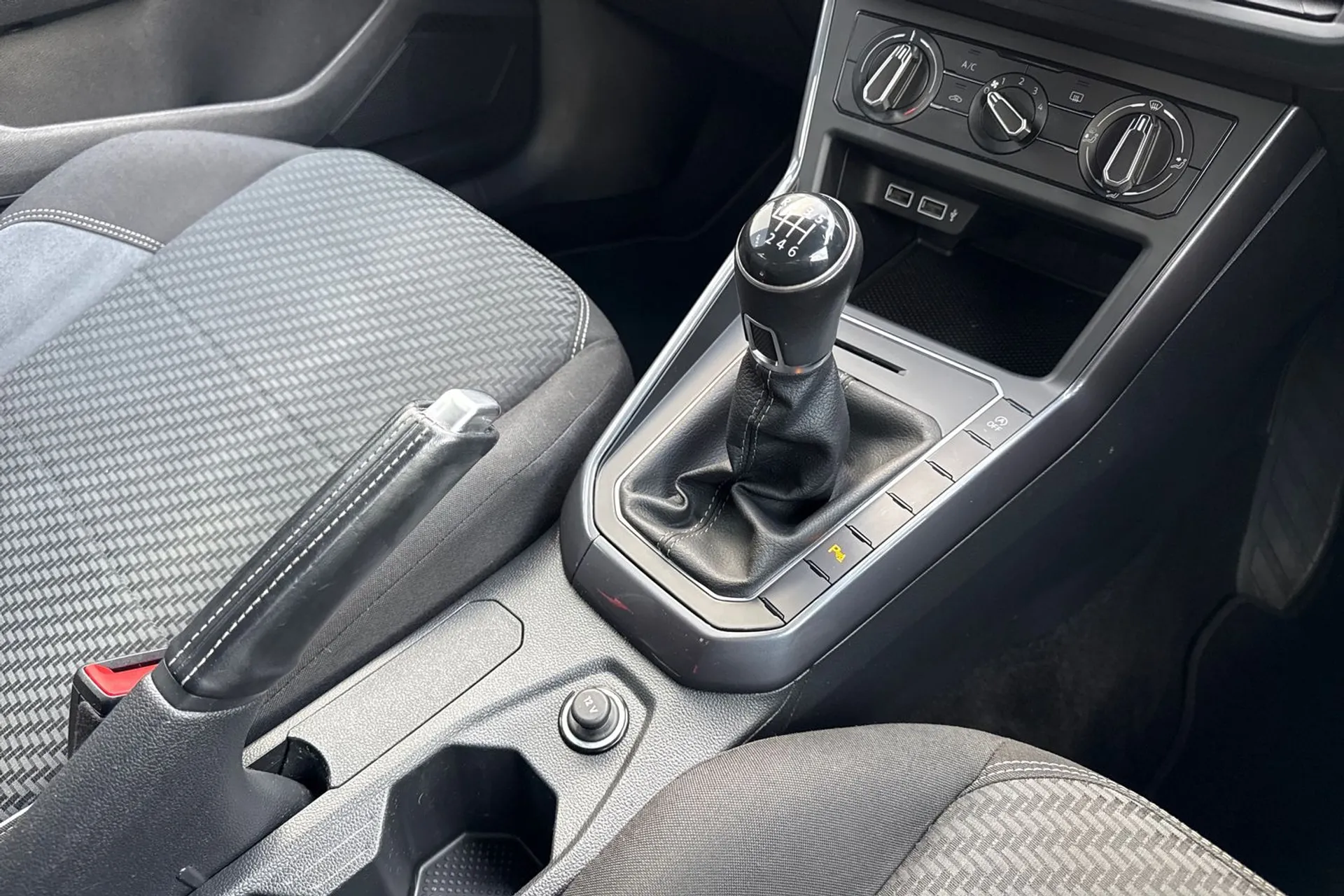 VOLKSWAGEN POLO thumbnail image number 40