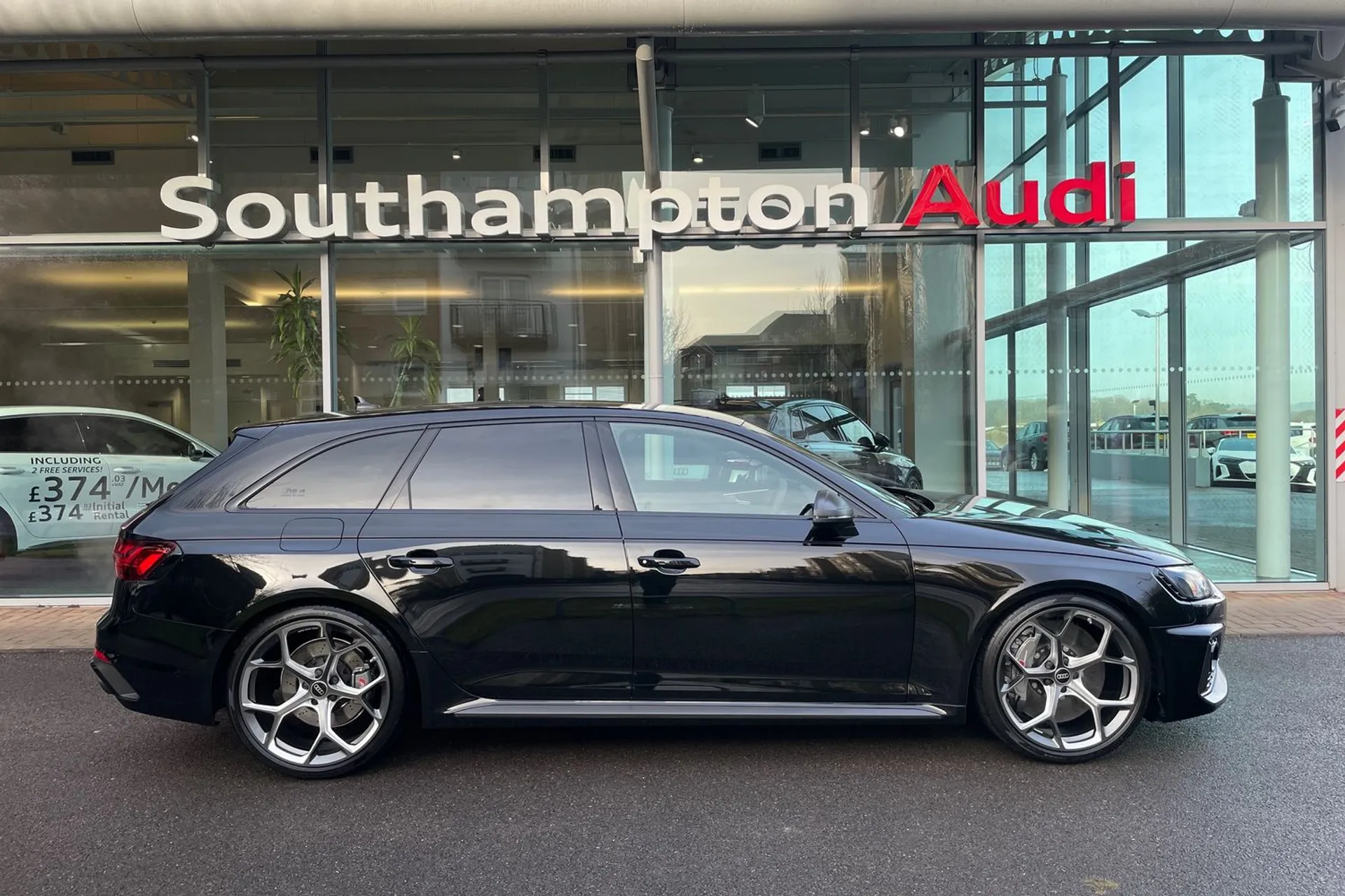 Audi RS4 Avant thumbnail image number 2