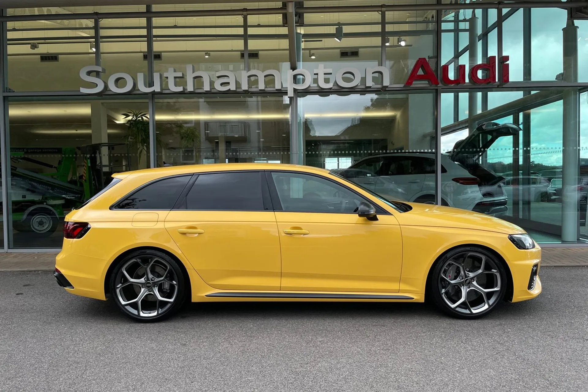 Audi RS4 Avant thumbnail image number 2