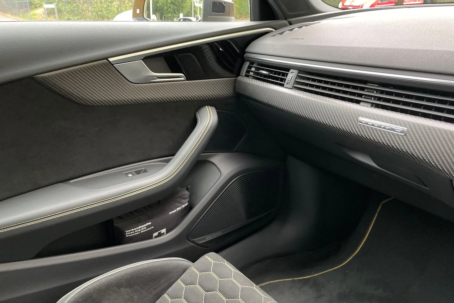 Audi RS4 Avant thumbnail image number 37