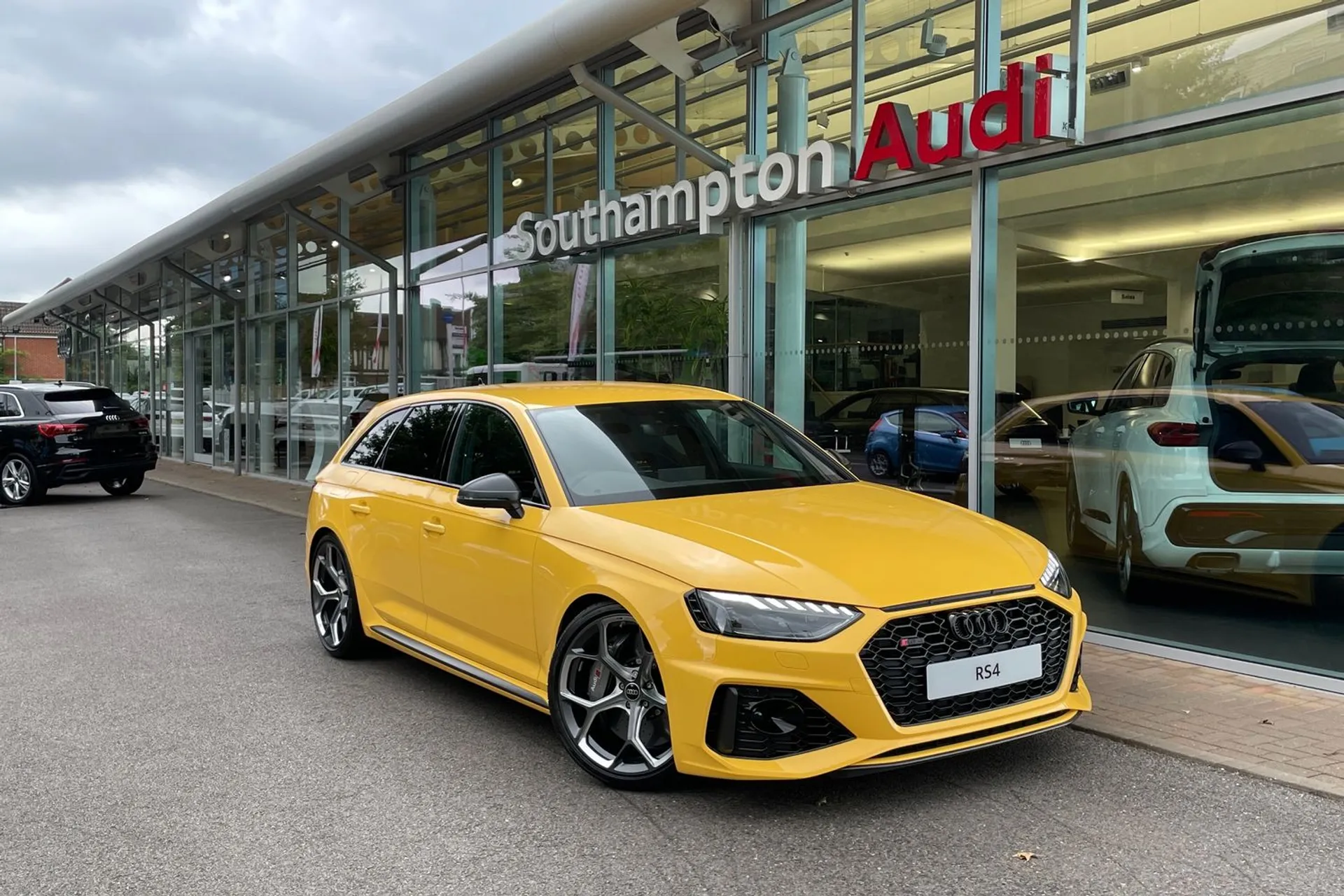 Audi RS4 Avant focused image