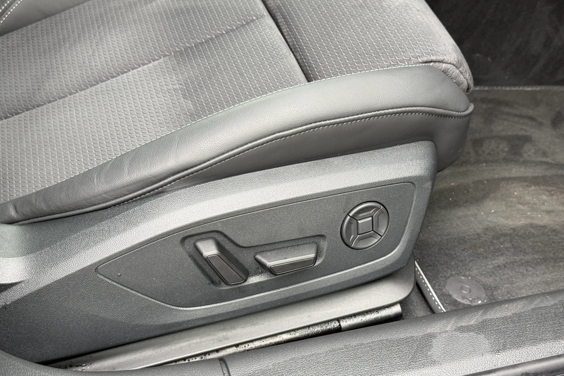 Audi A6 thumbnail image number 33