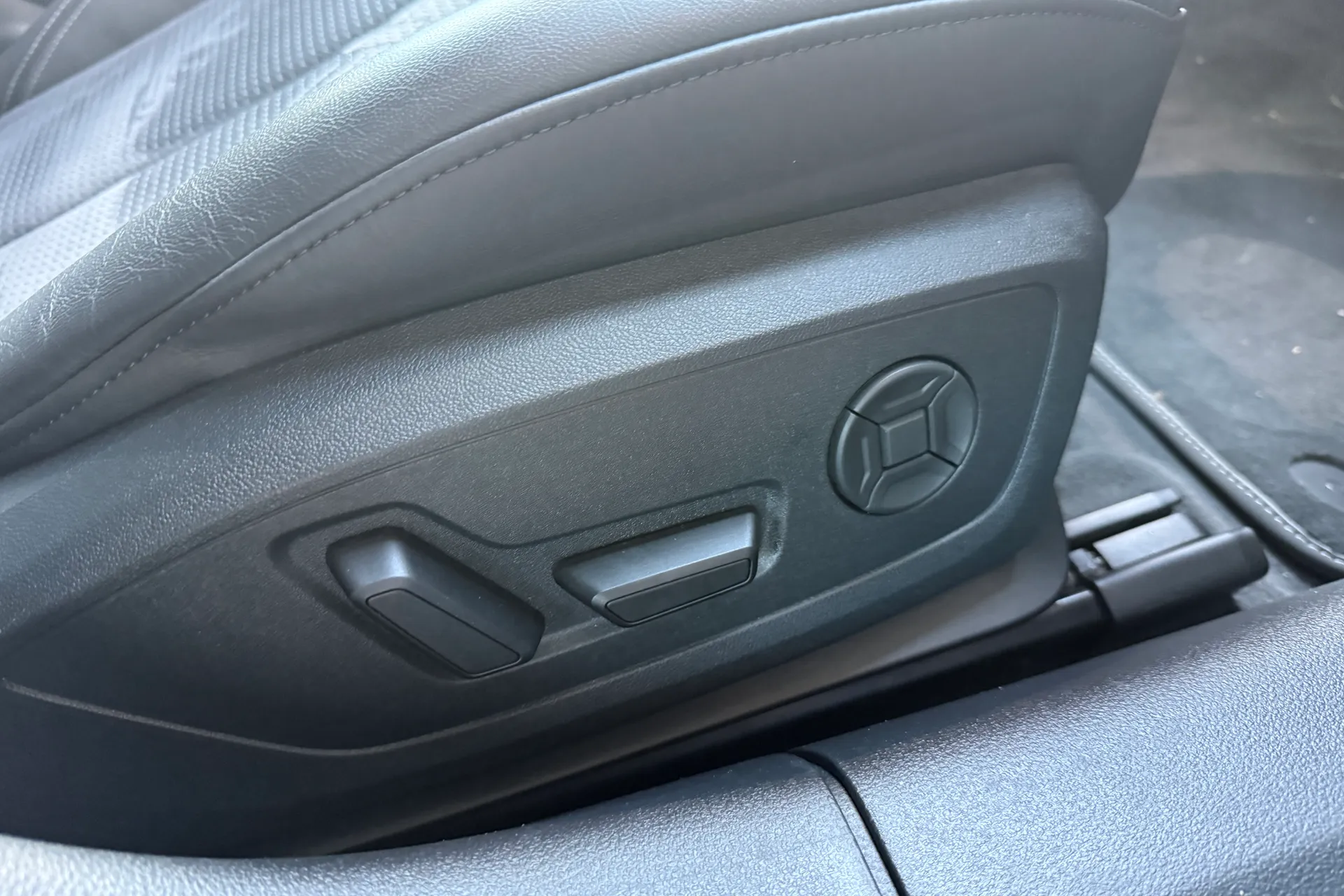 Audi A6 thumbnail image number 37