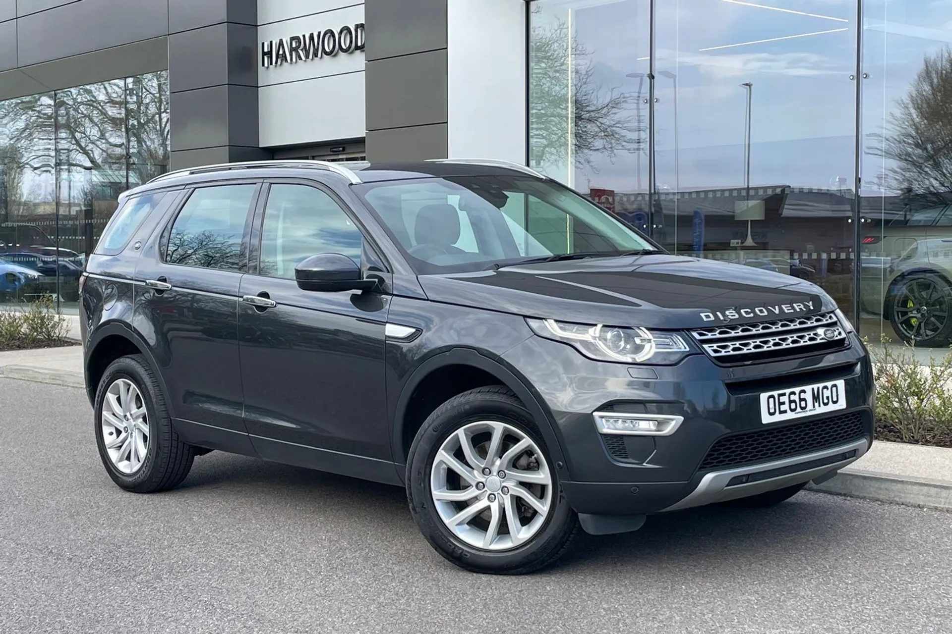 LAND ROVER DISCOVERY SPORT focused image