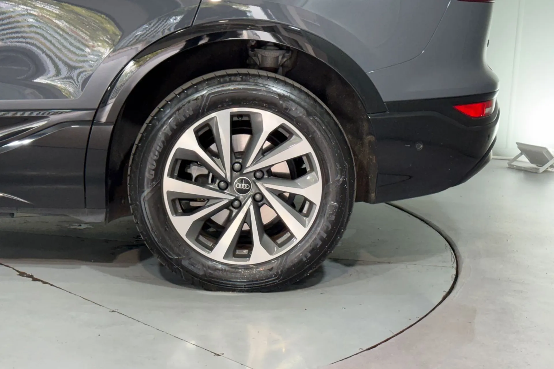 Audi Q6 thumbnail image number 12