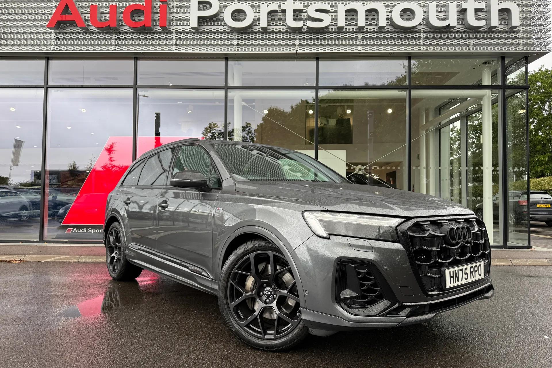 Audi Q7 focused image