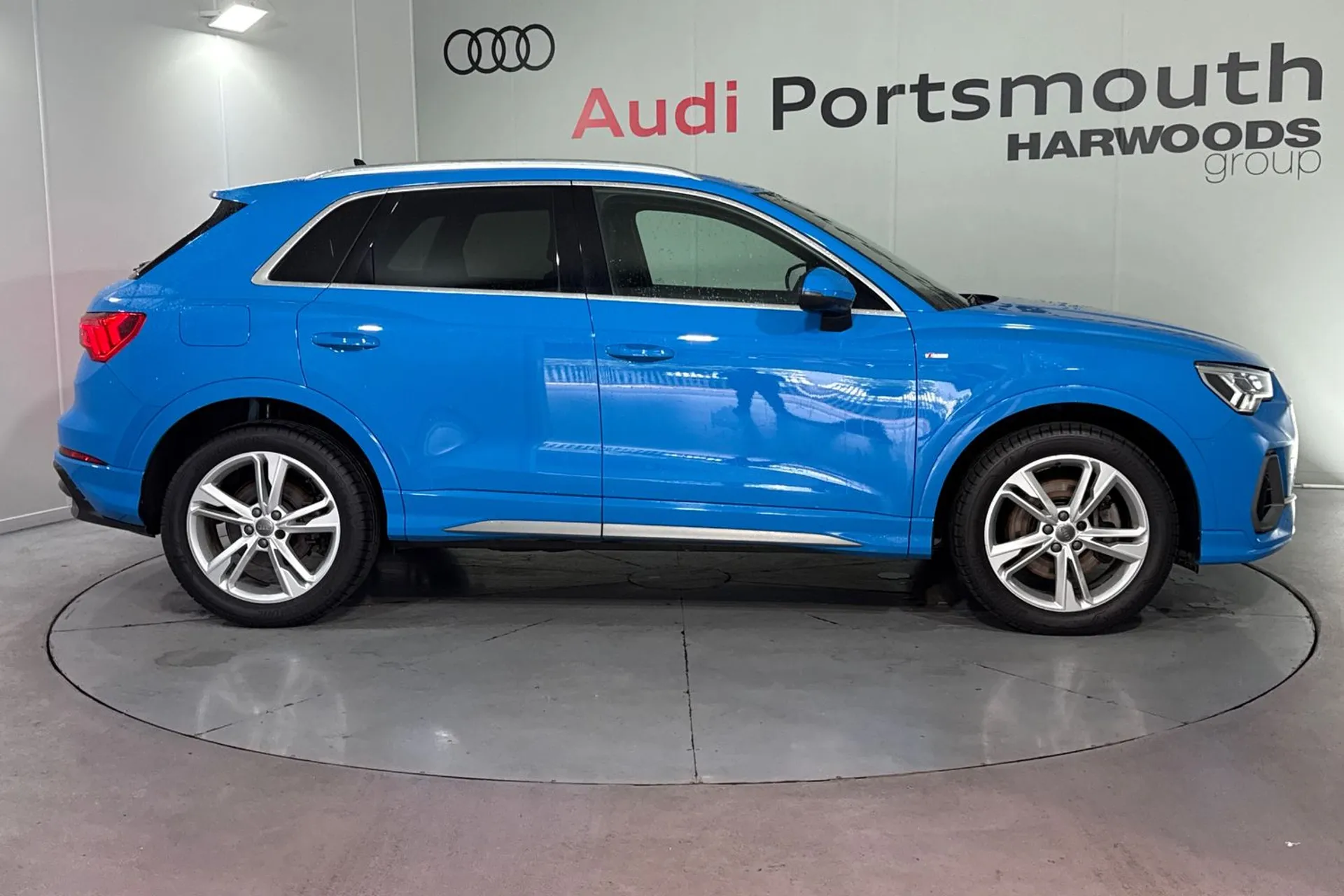 Audi Q3 thumbnail image number 2