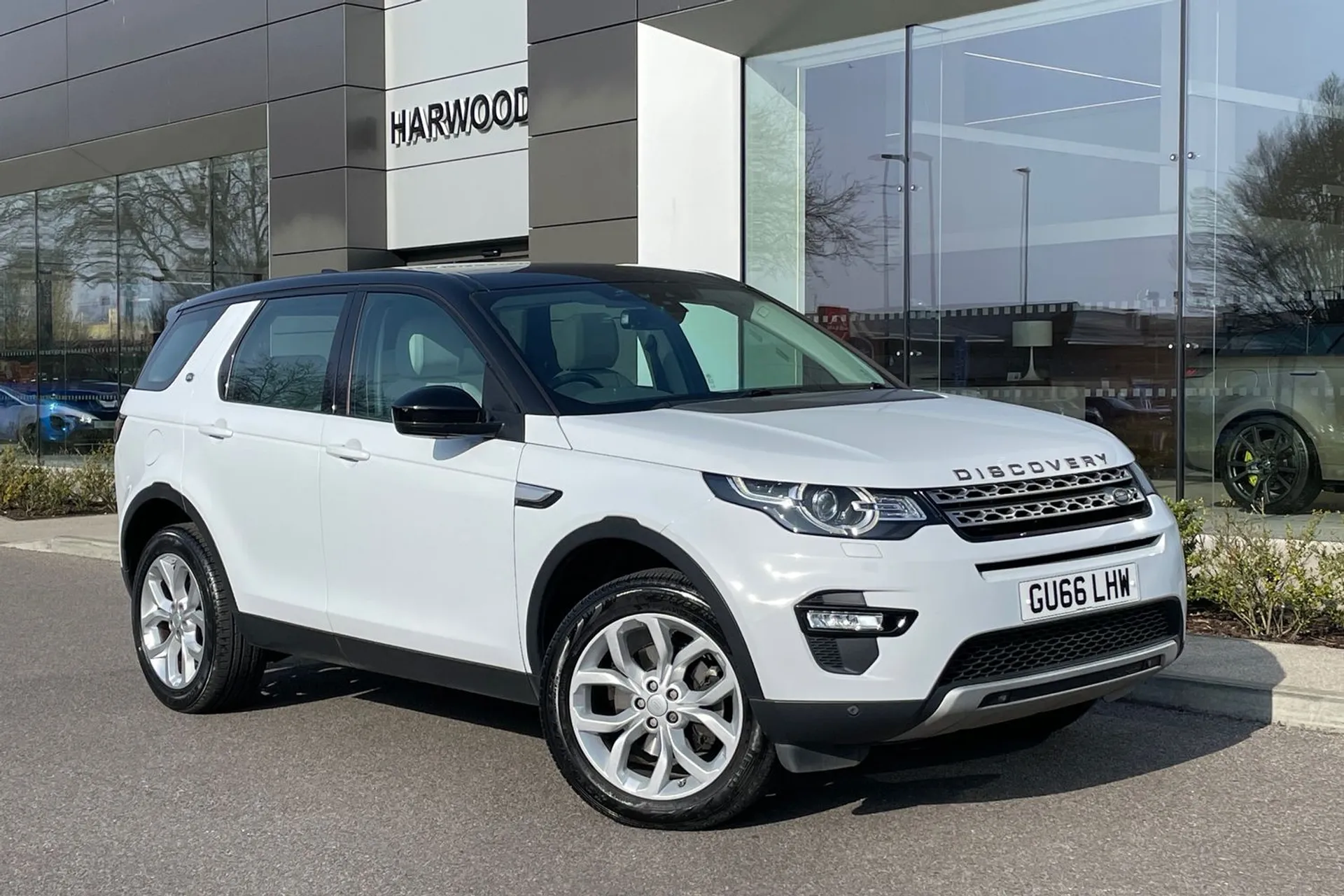 LAND ROVER DISCOVERY SPORT focused image