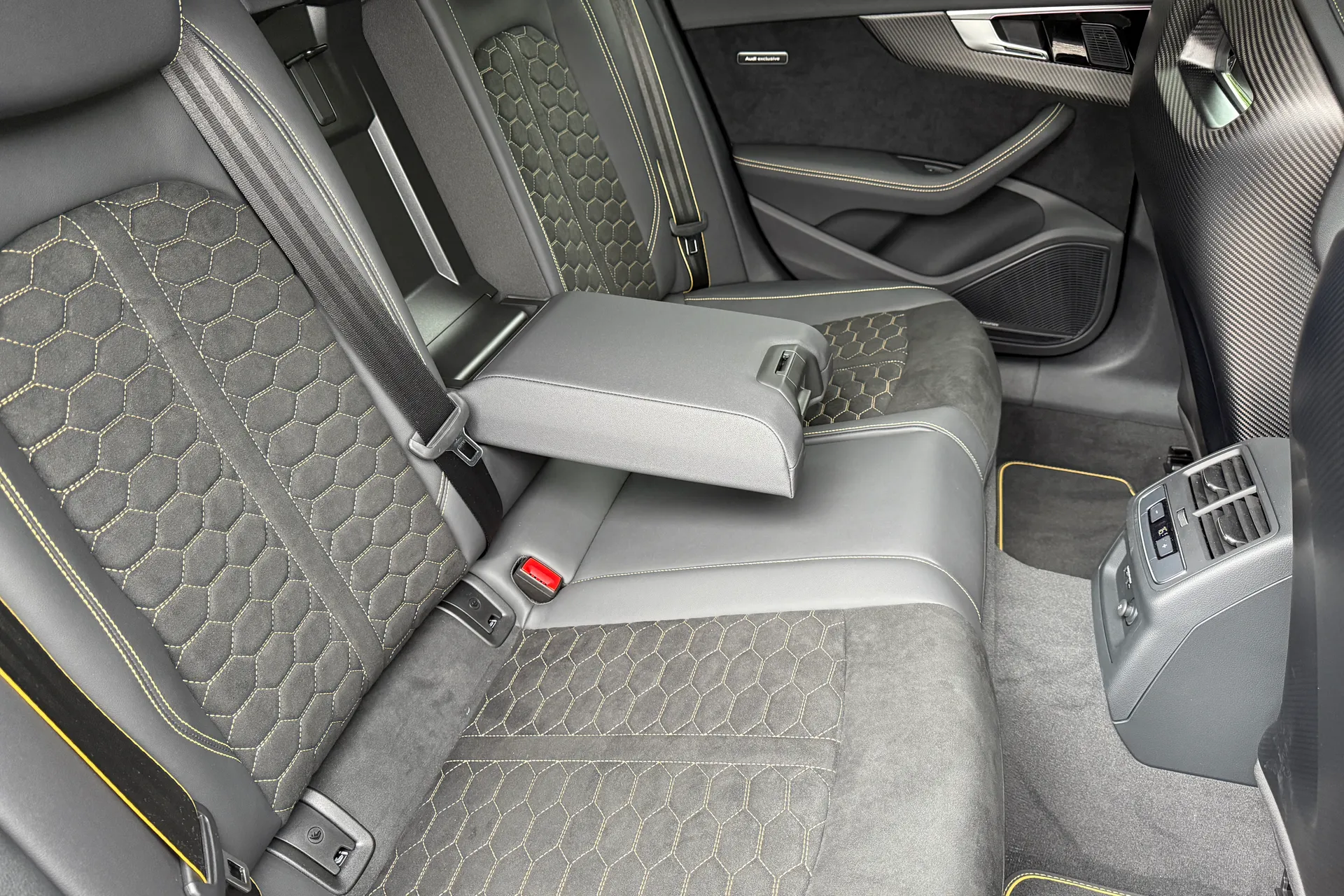 Audi RS4 thumbnail image number 31