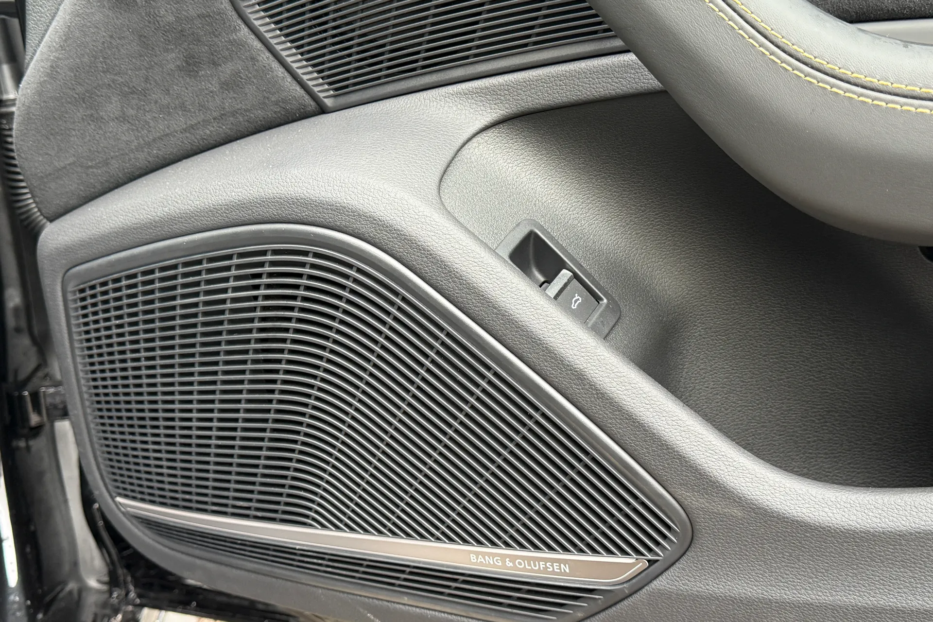 Audi RS4 thumbnail image number 37