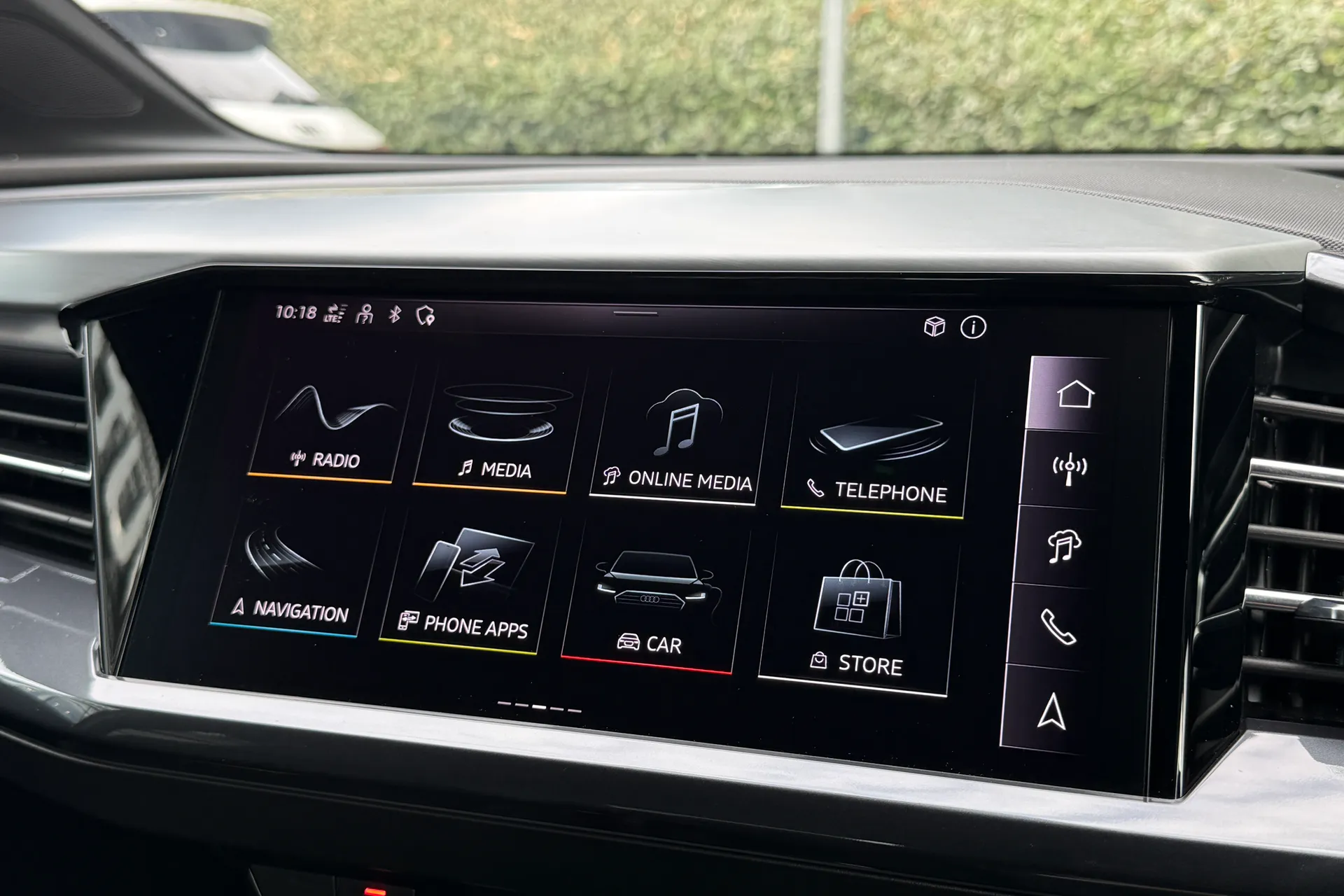 Audi Q4 thumbnail image number 17