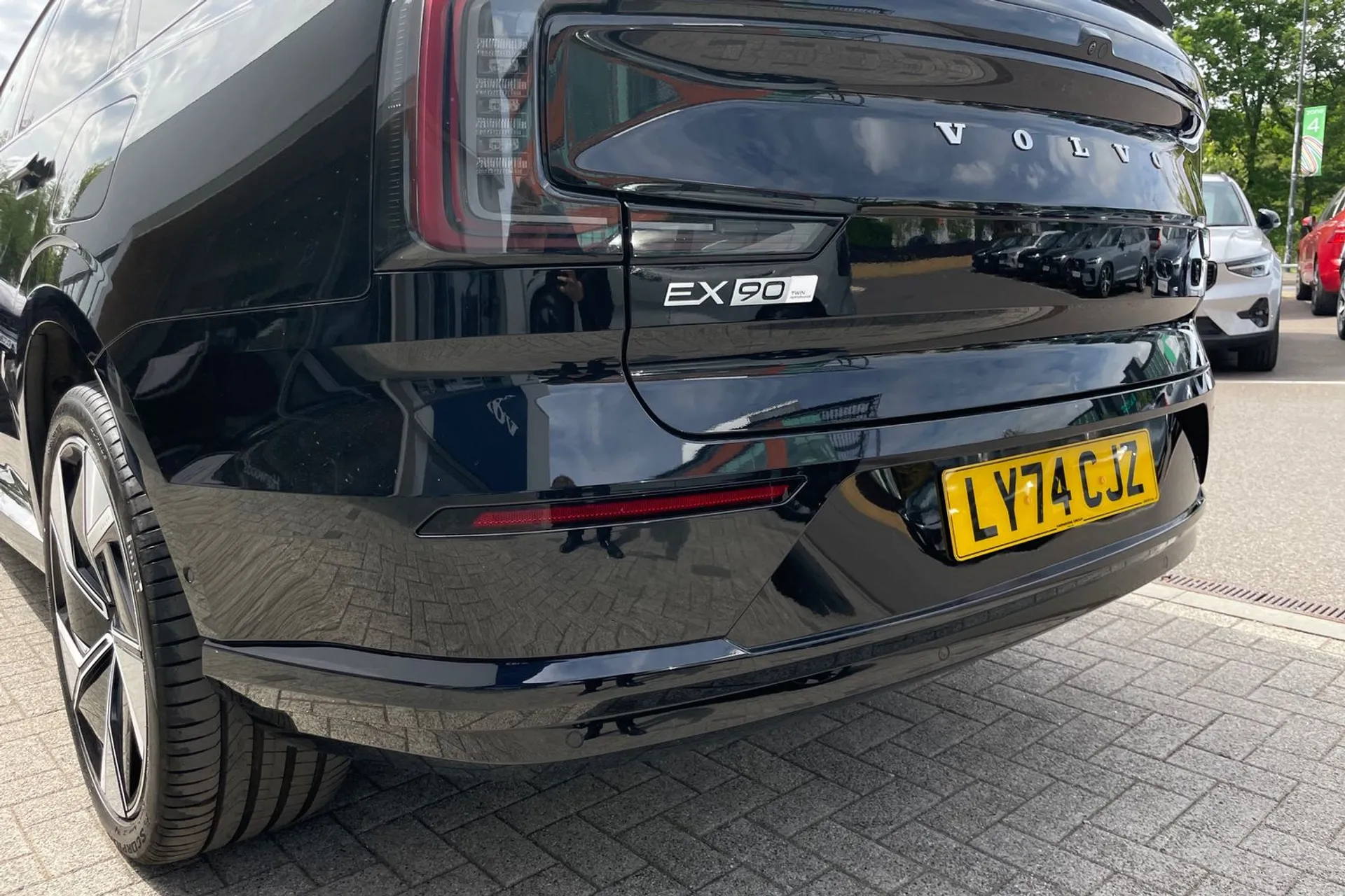 Volvo EX90 thumbnail image number 21