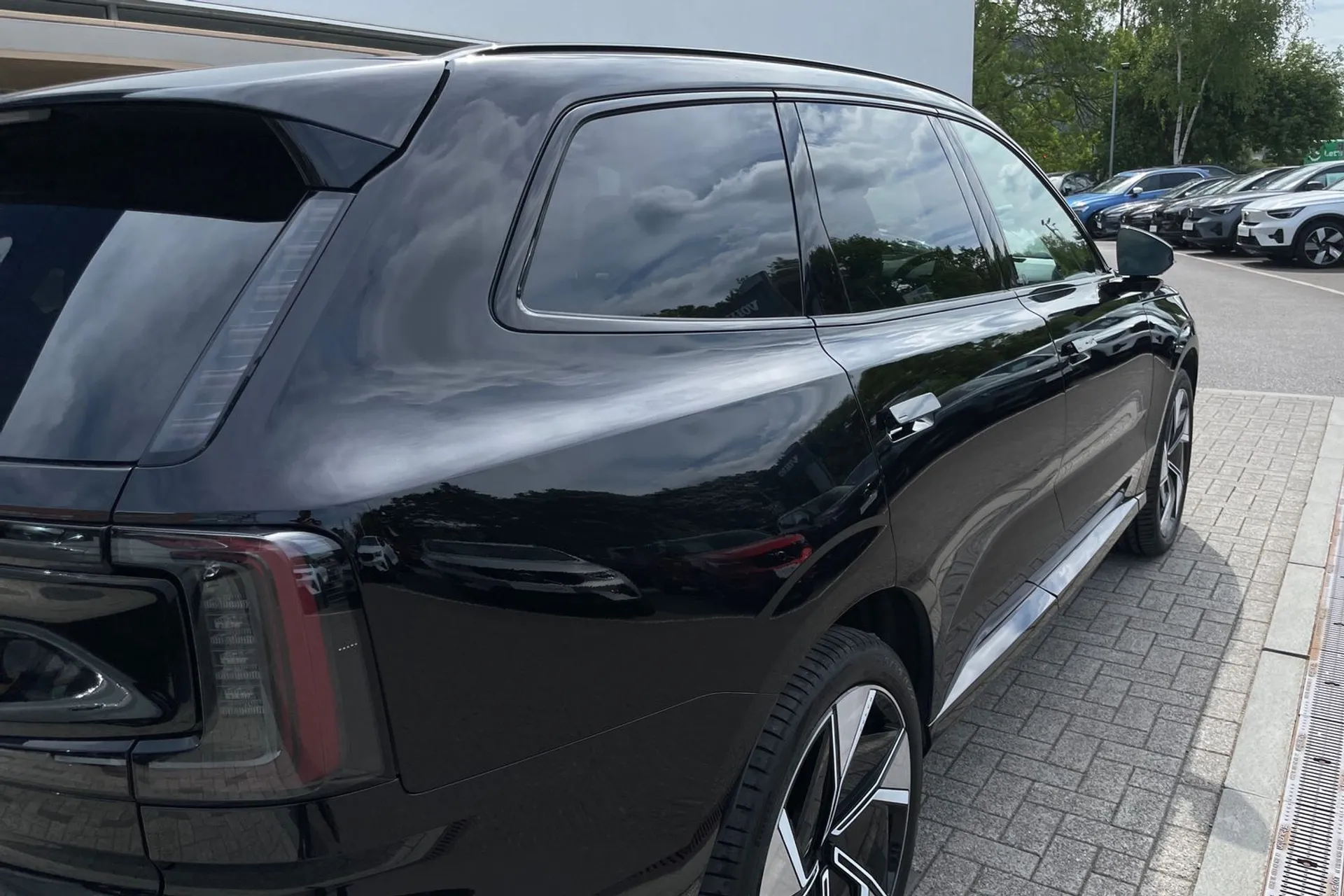 Volvo EX90 thumbnail image number 17