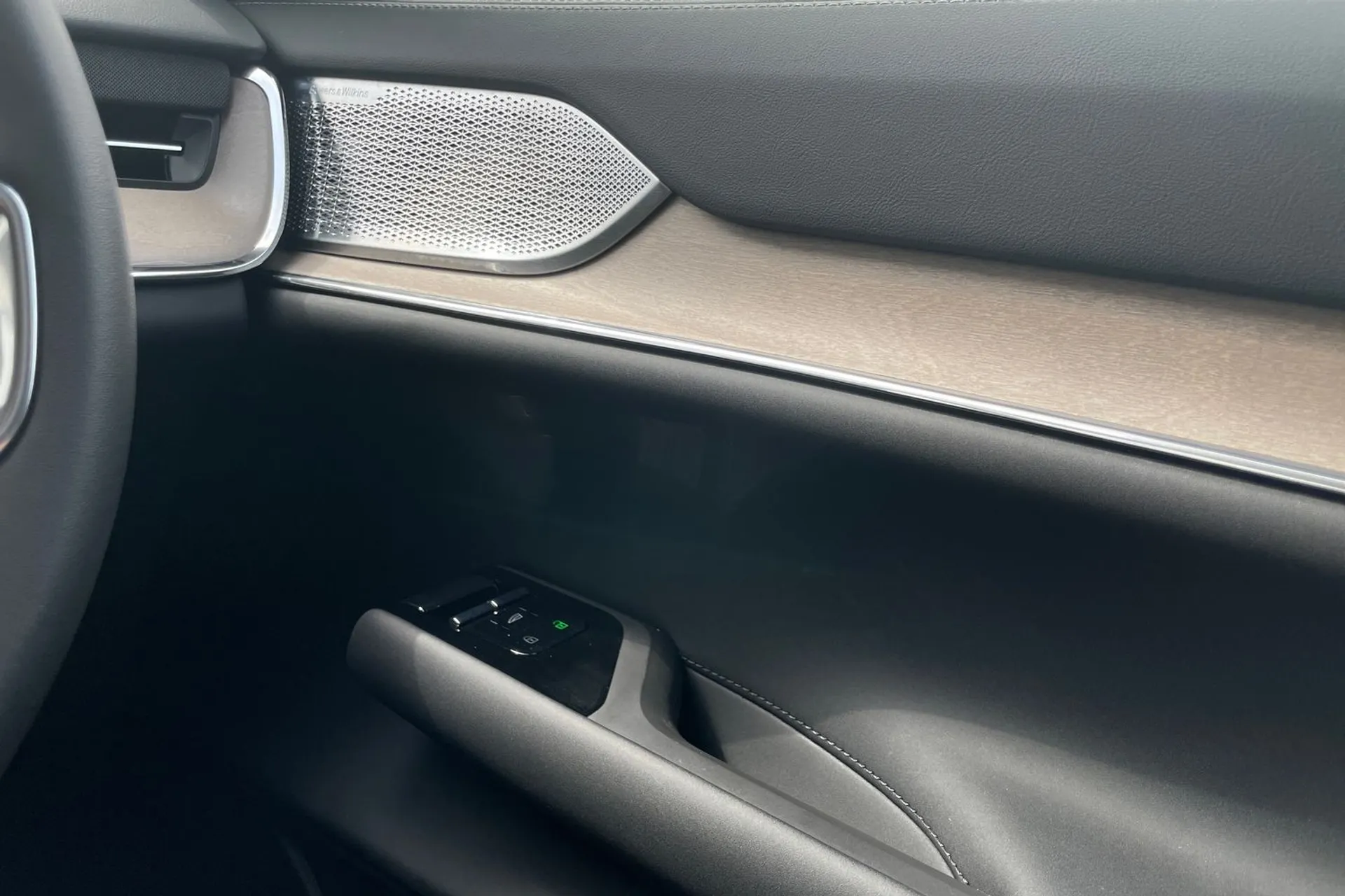 Volvo EX90 thumbnail image number 50