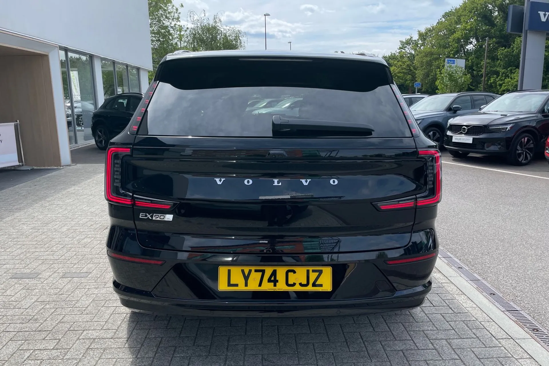 Volvo EX90 thumbnail image number 10