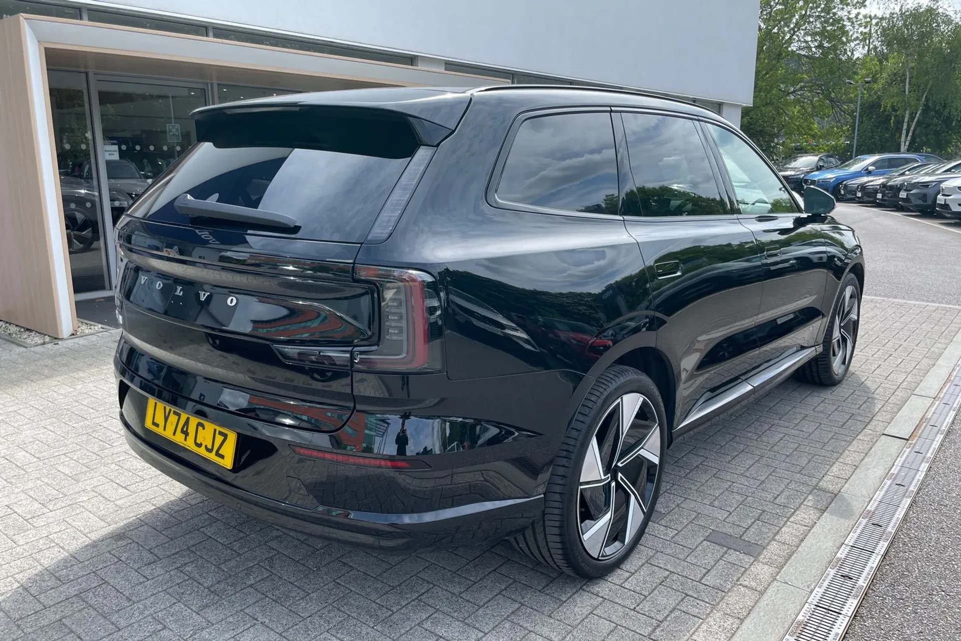 Volvo EX90 thumbnail image number 9
