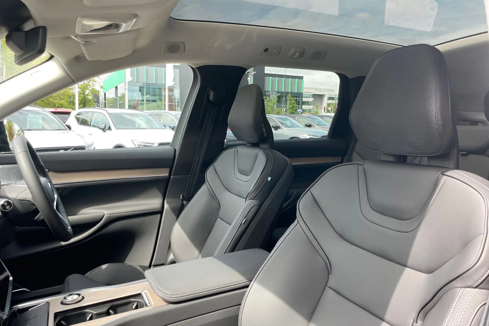 Volvo EX90 thumbnail image number 31