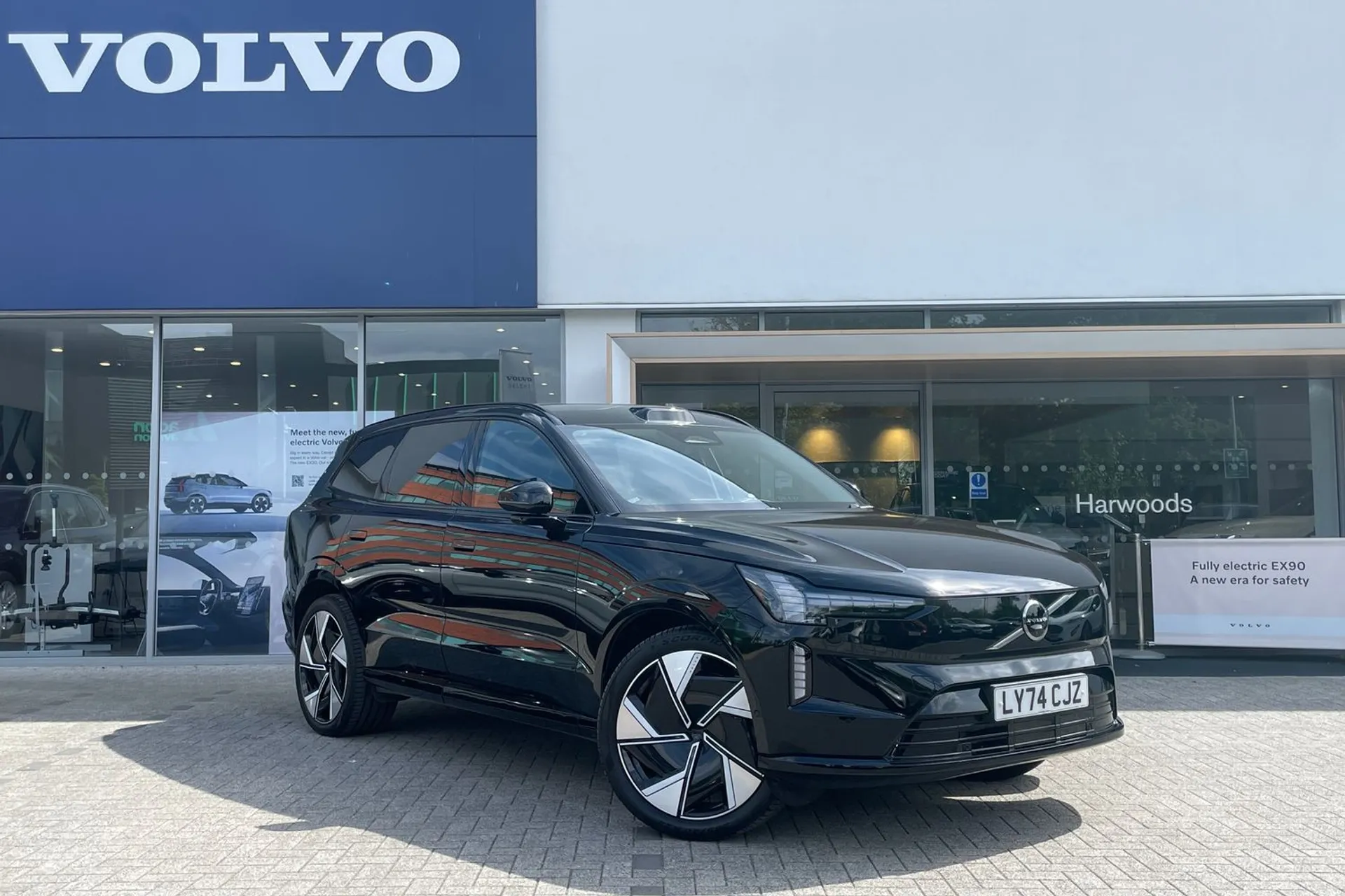 Volvo EX90 focused image
