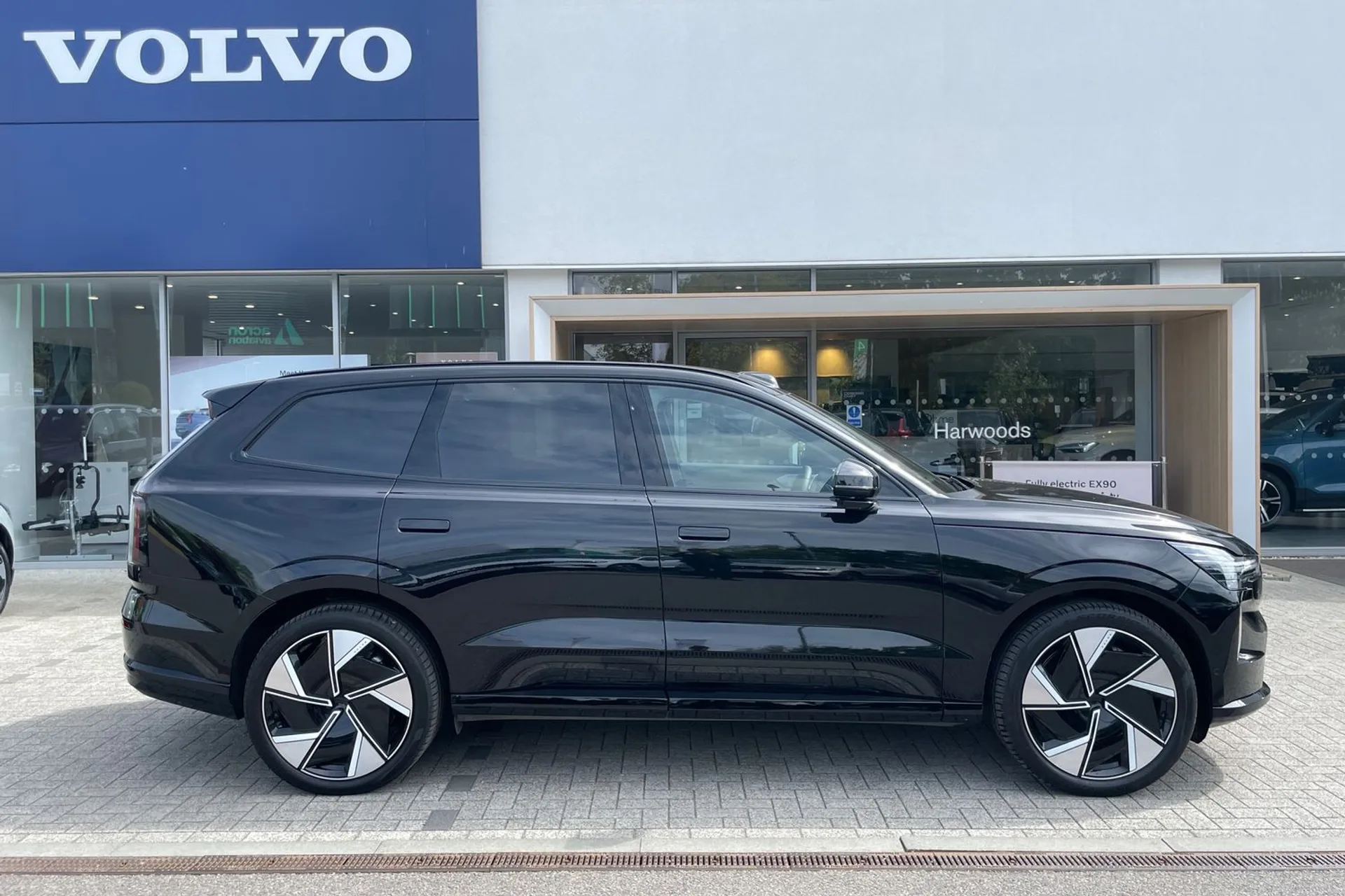 Volvo EX90 thumbnail image number 2