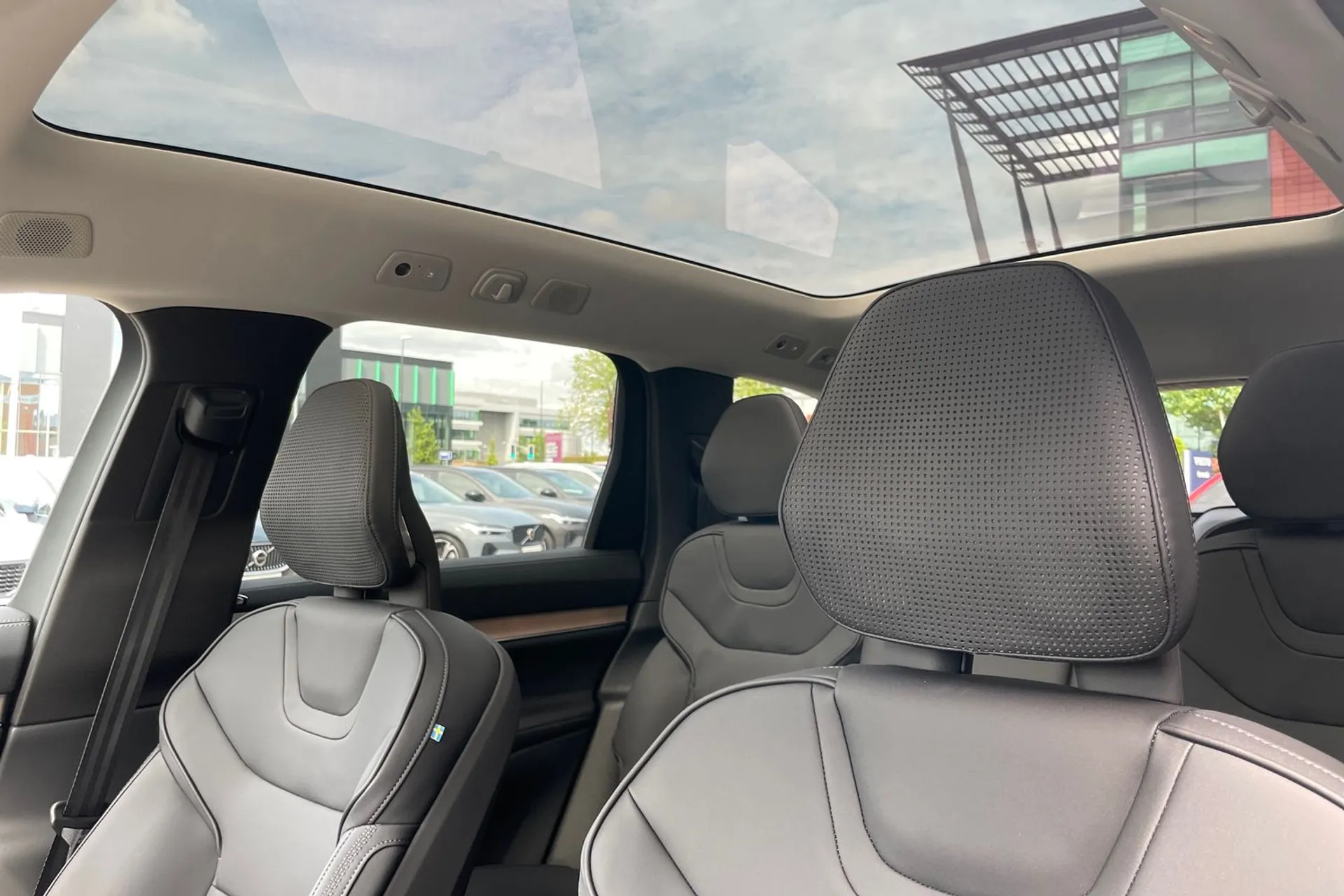 Volvo EX90 thumbnail image number 32