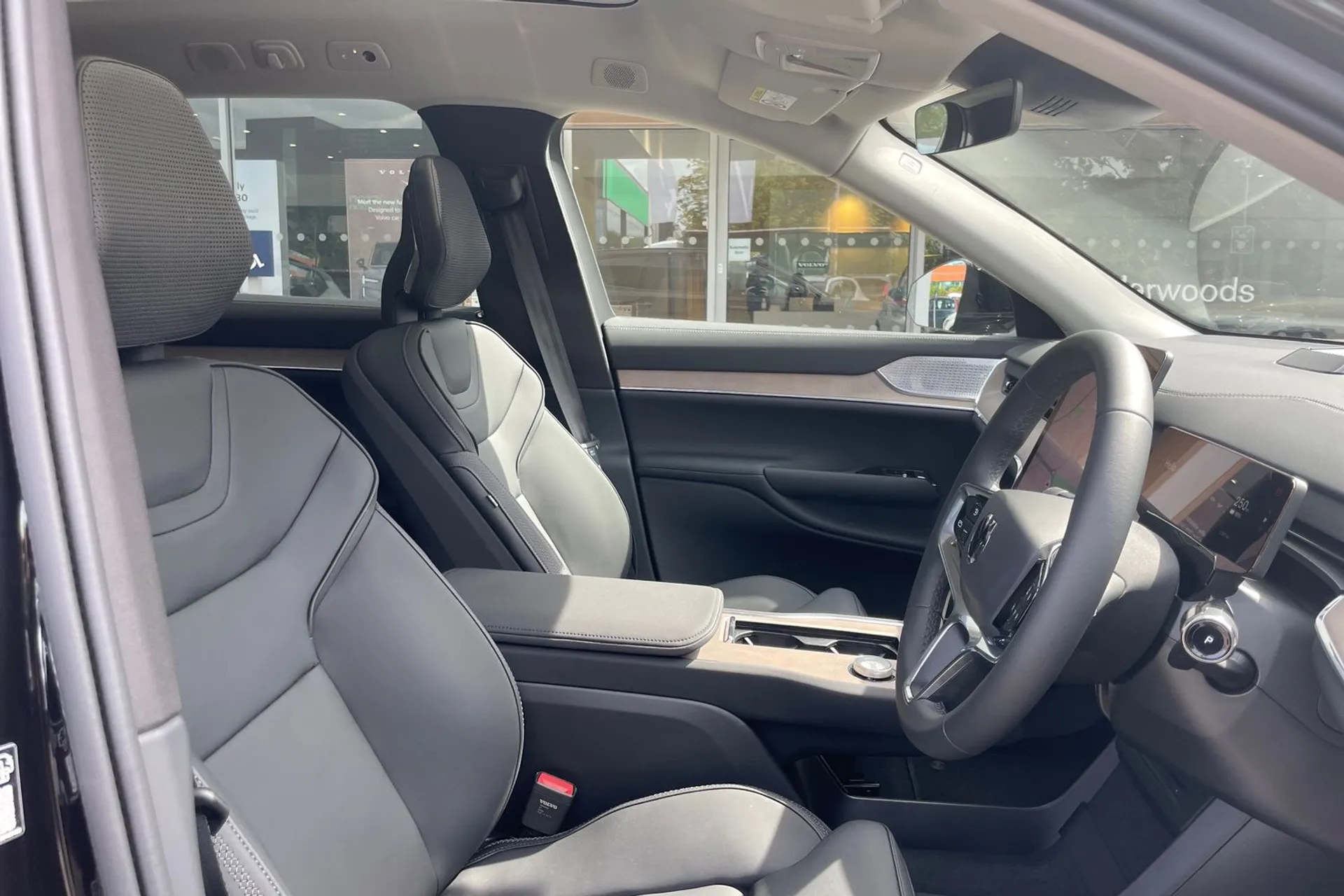 Volvo EX90 thumbnail image number 29