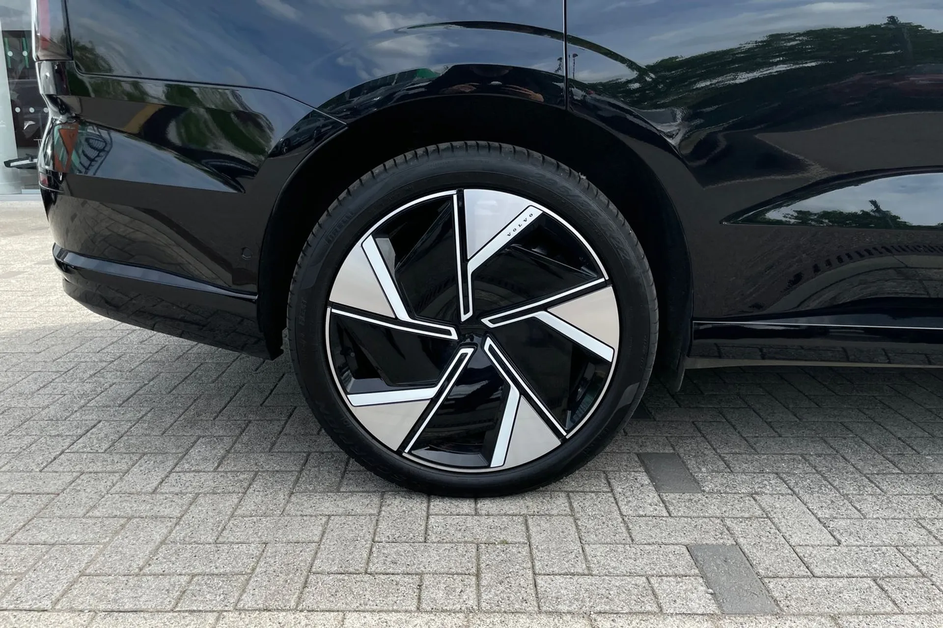 Volvo EX90 thumbnail image number 16