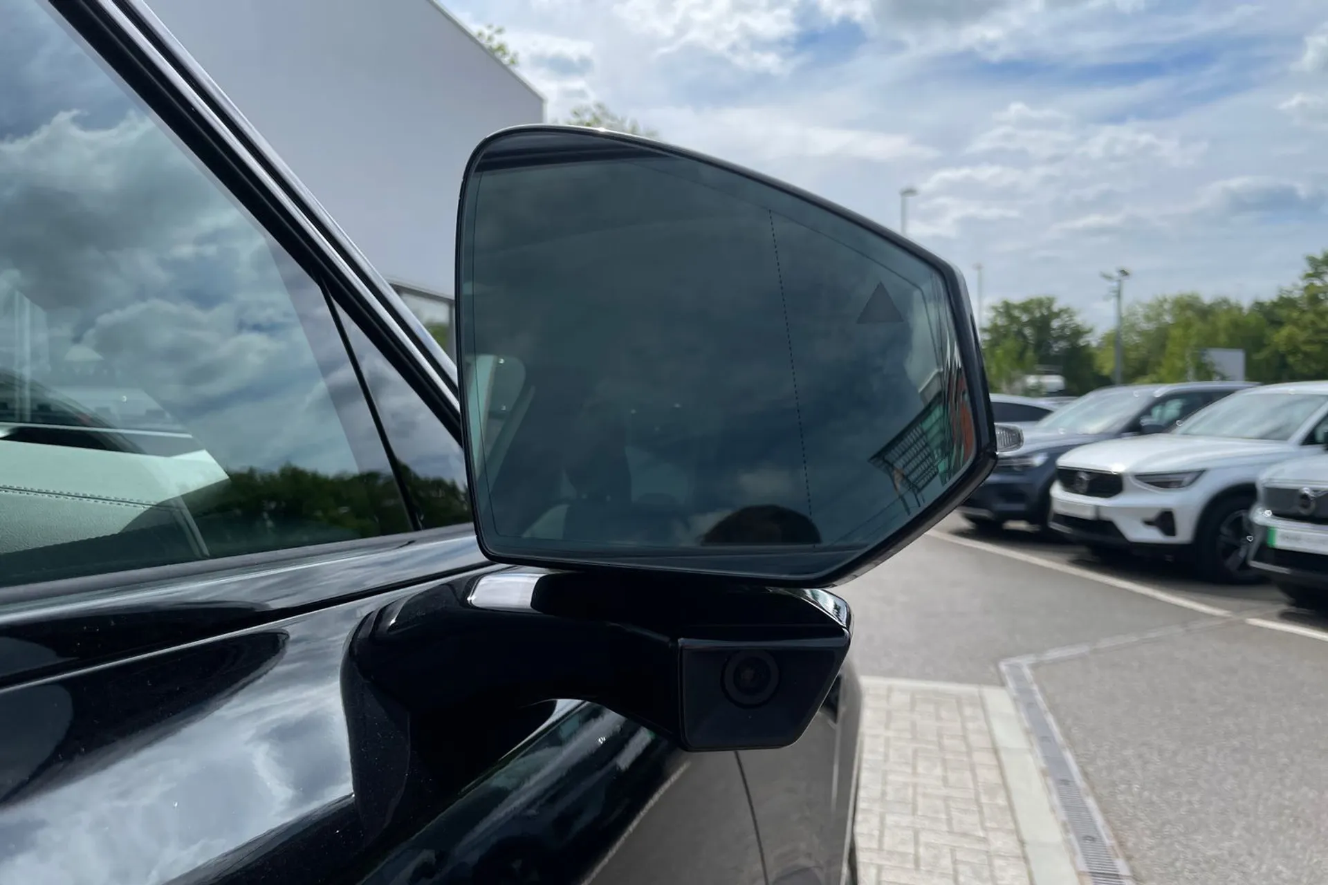 Volvo EX90 thumbnail image number 20