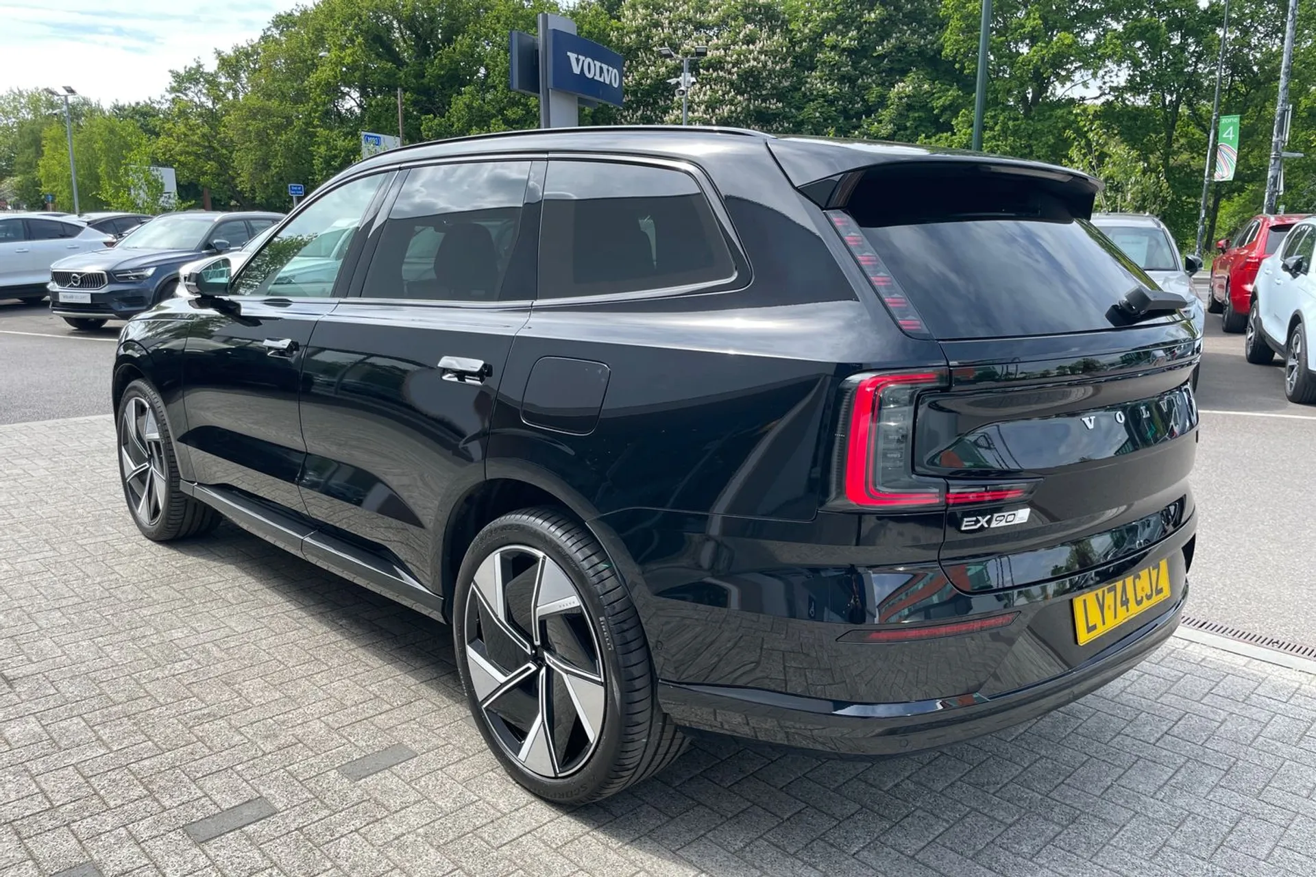 Volvo EX90 thumbnail image number 11