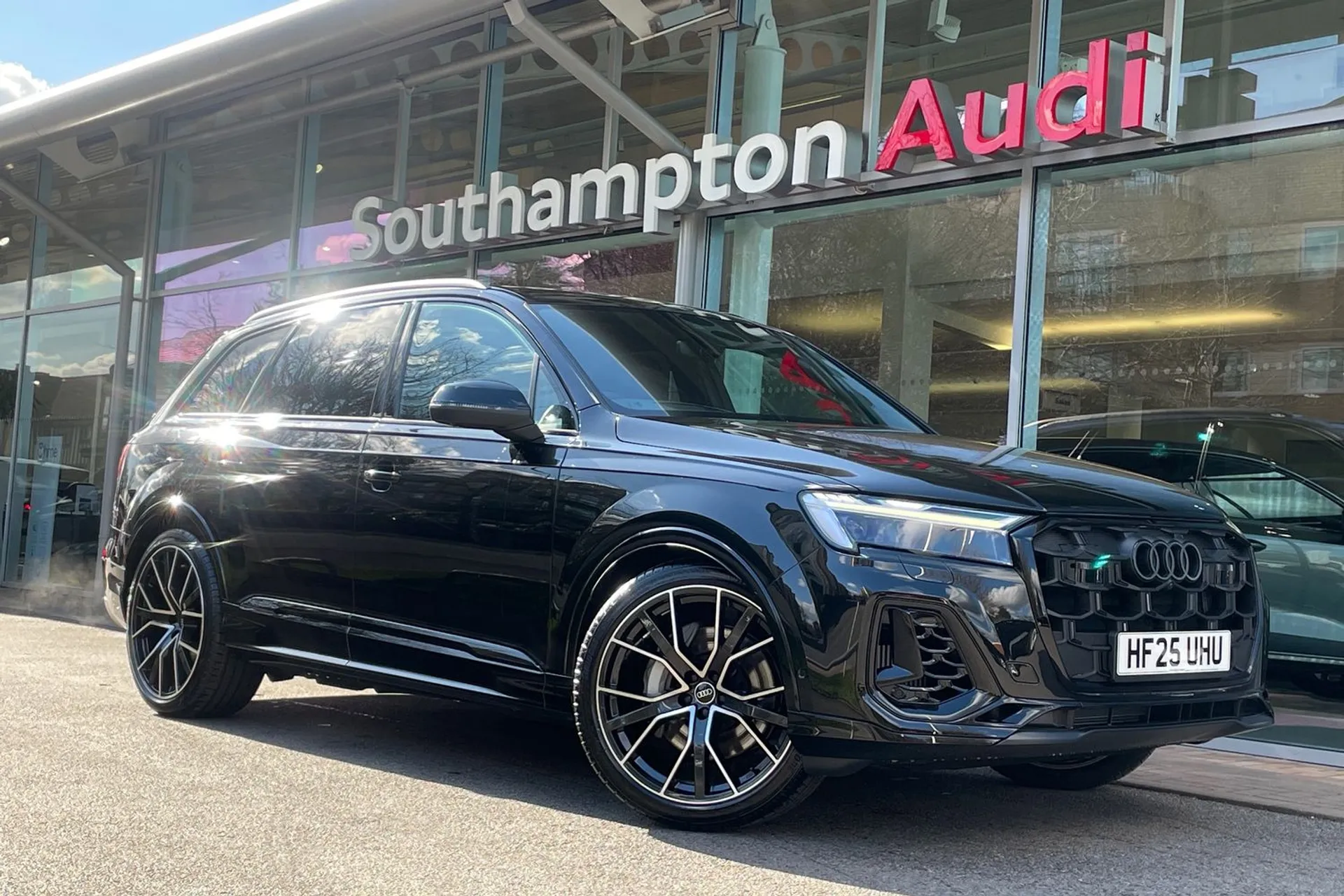 Audi Q7 focused image