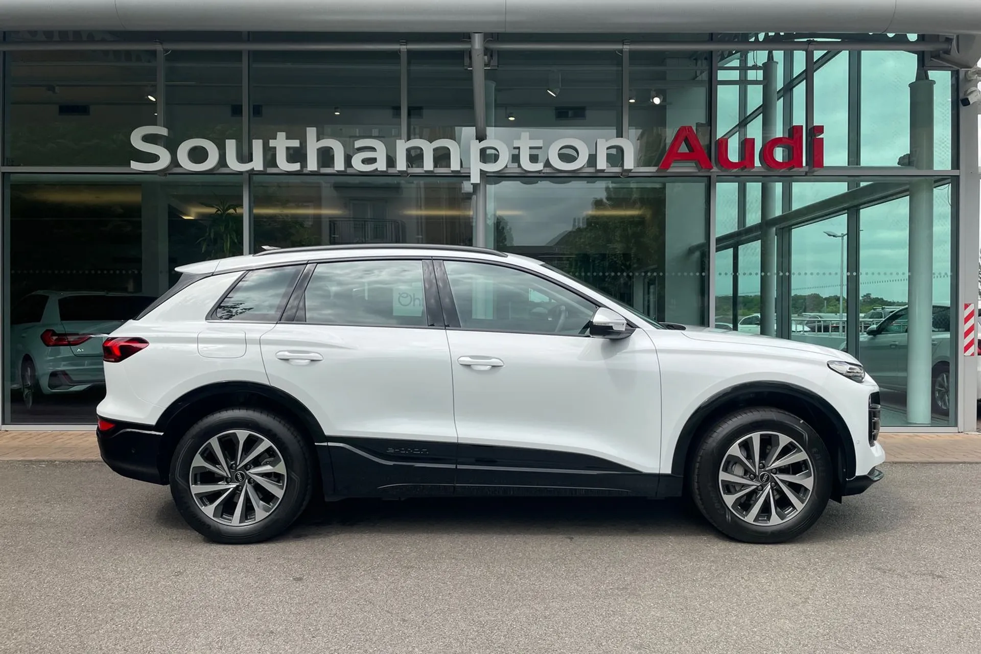 Audi Q6 thumbnail image number 2