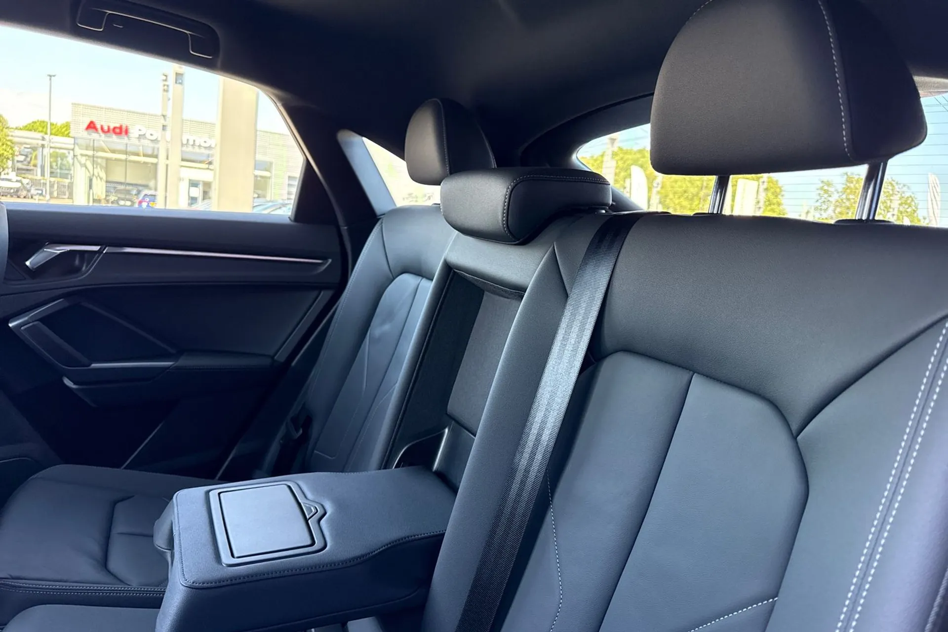 Audi Q3 thumbnail image number 32