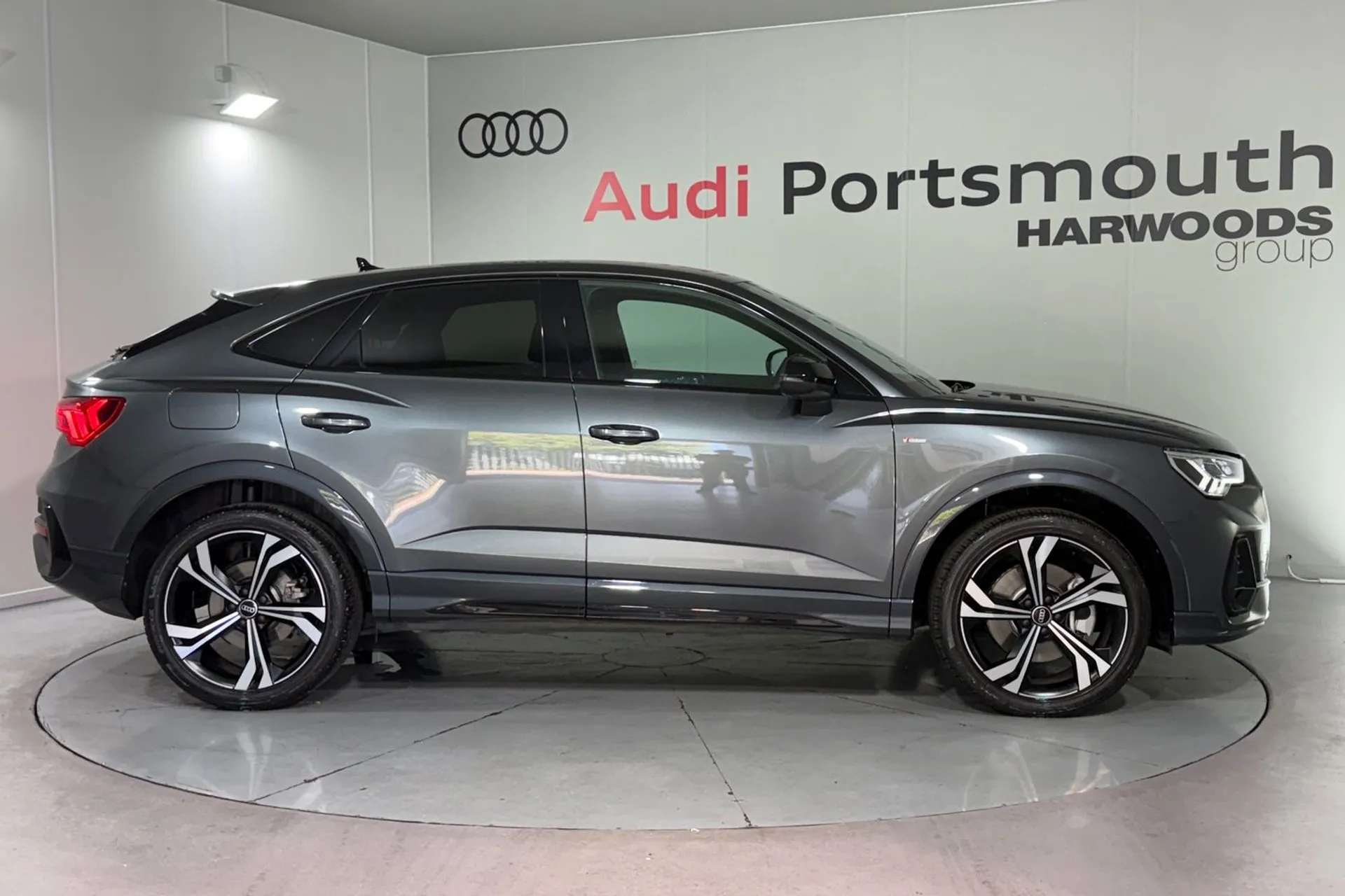 Audi Q3 thumbnail image number 2