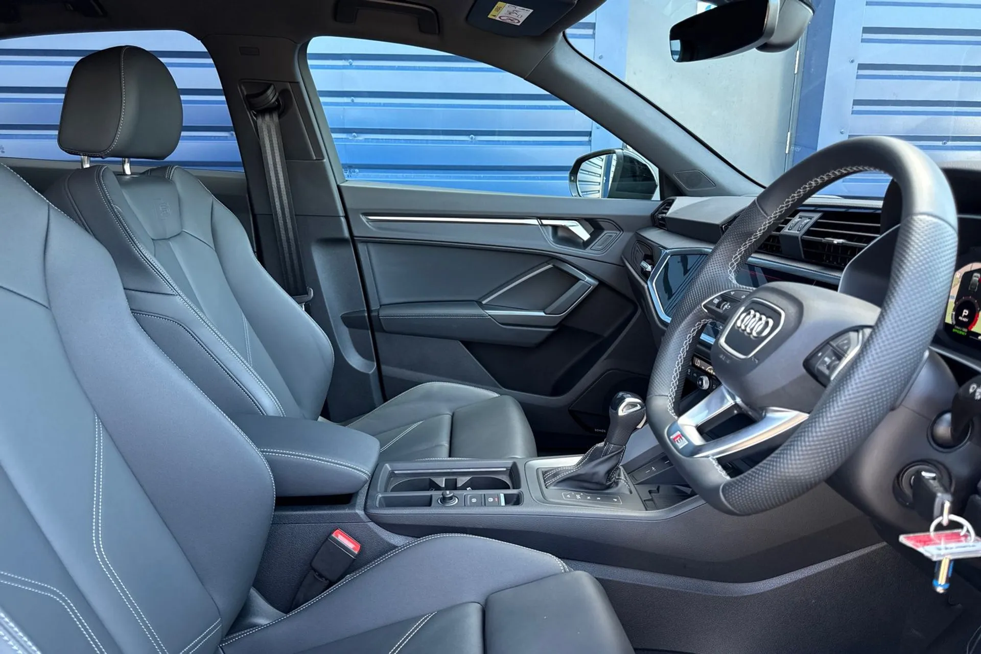 Audi Q3 thumbnail image number 25