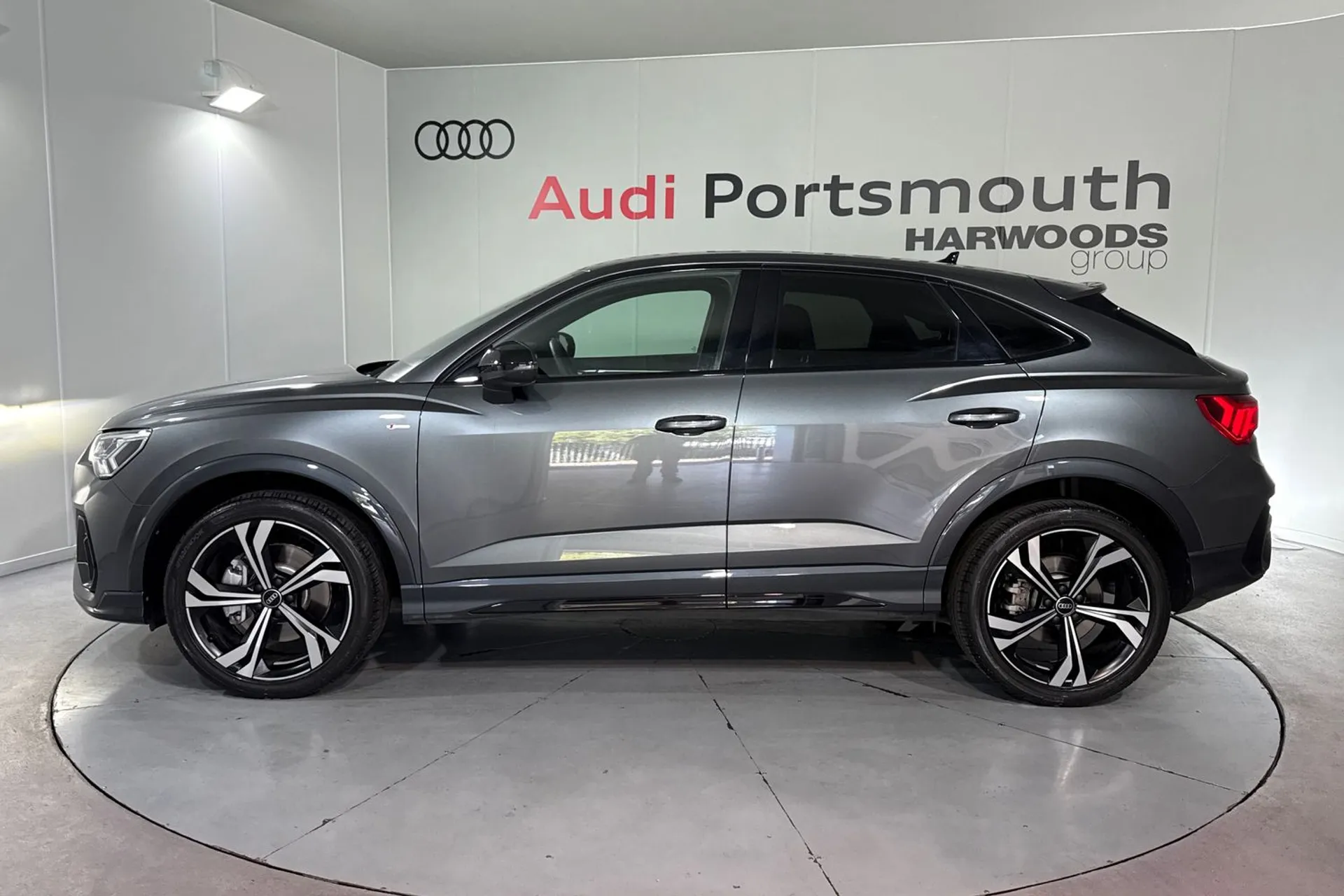 Audi Q3 thumbnail image number 11