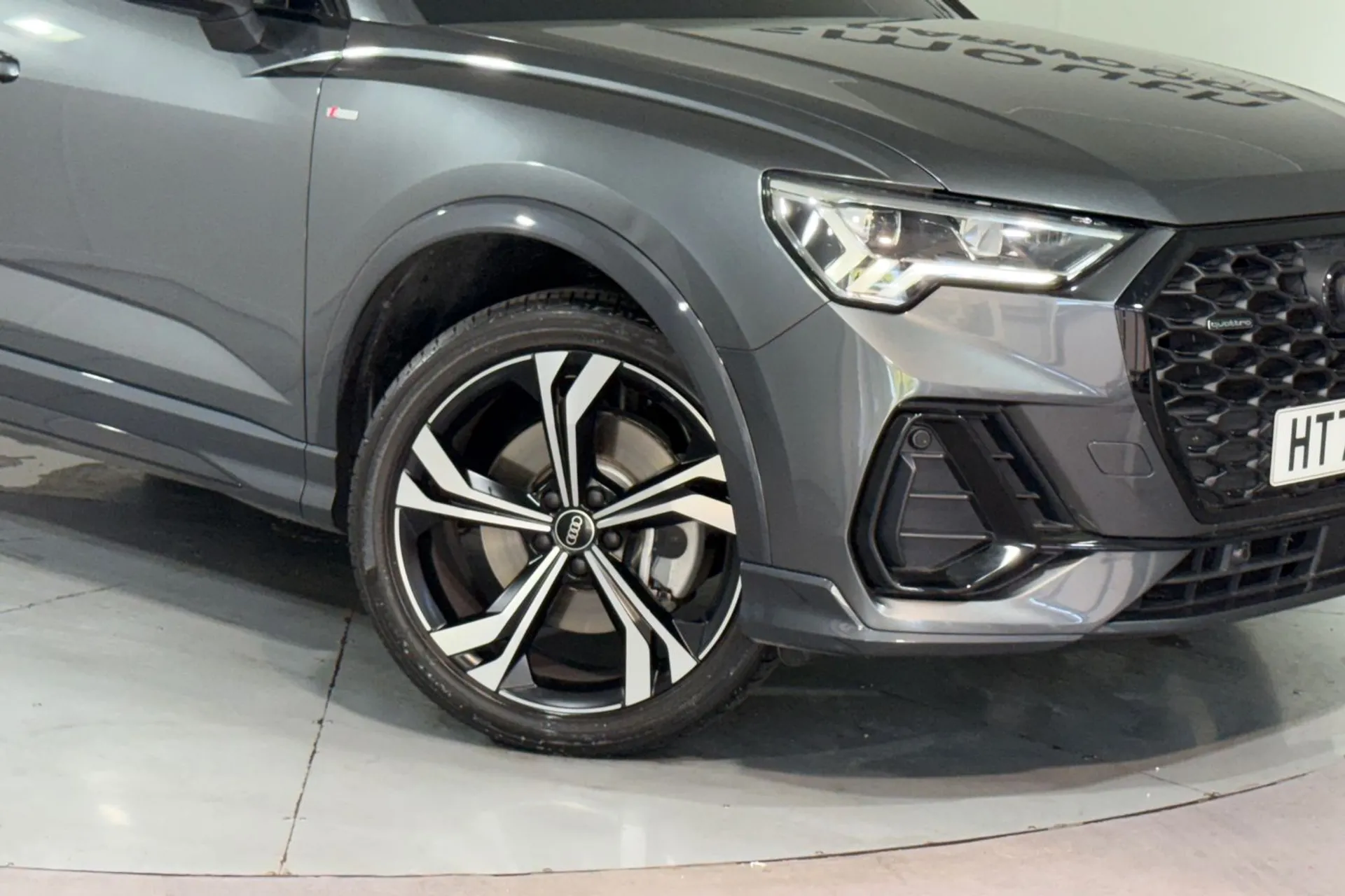 Audi Q3 thumbnail image number 9